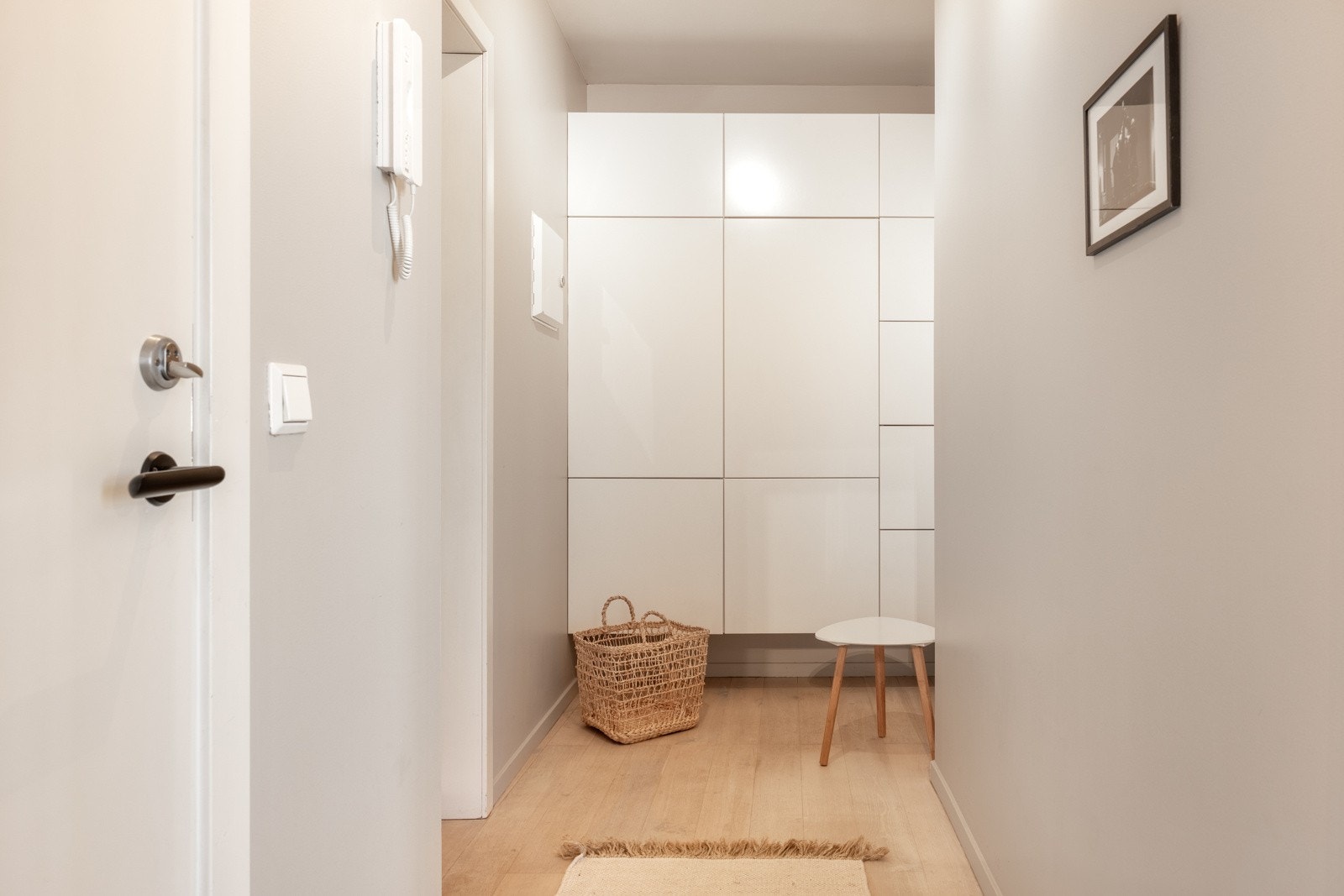 Velkommen inn! Gulvet er lagt med en flott 1-stavs eikeparkett som for øvrig er gjennomgående for boligen. Galleribilde