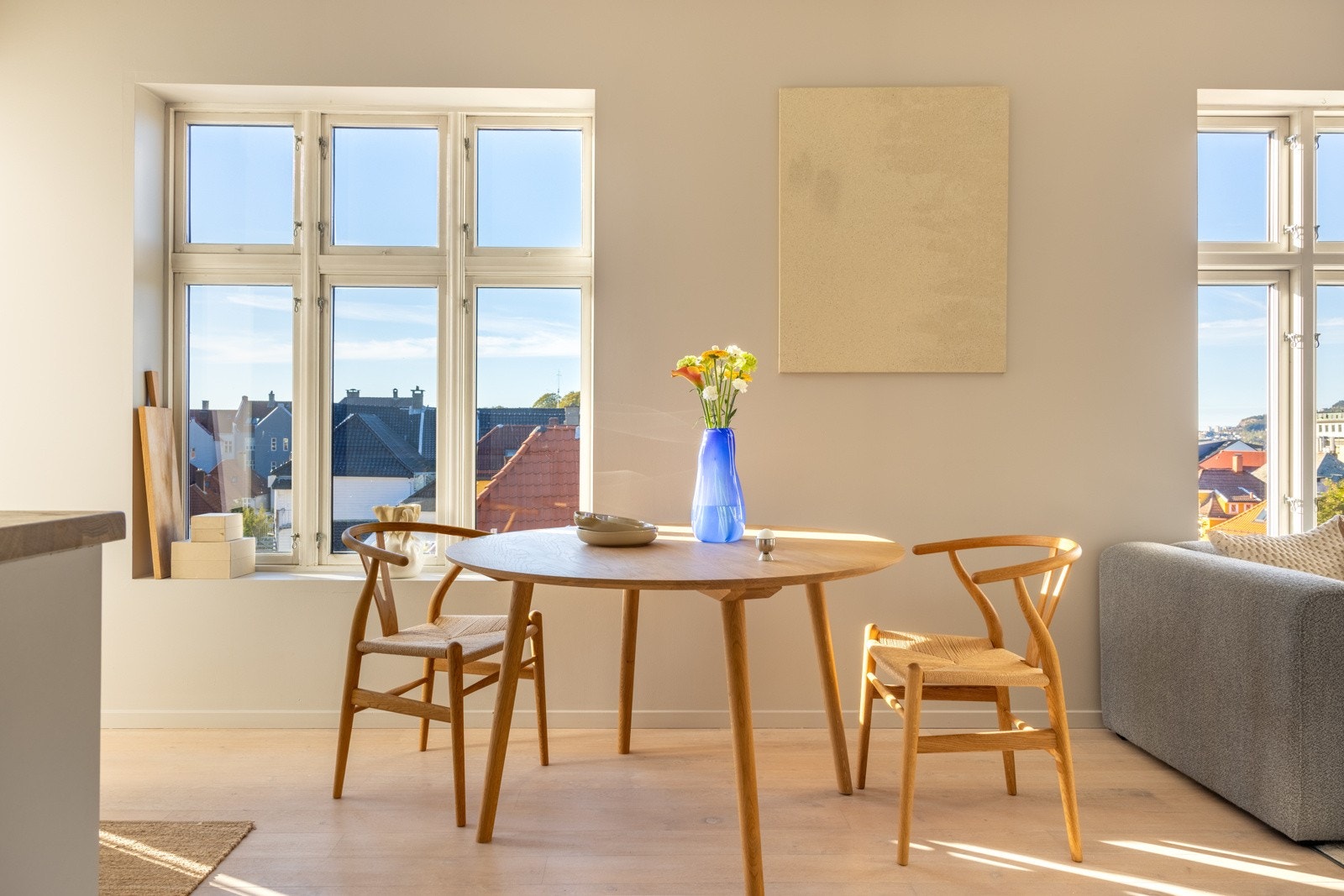 En flott bygårdsleilighet i 4.etasje med balkong og en praktisk planløsning. Galleribilde