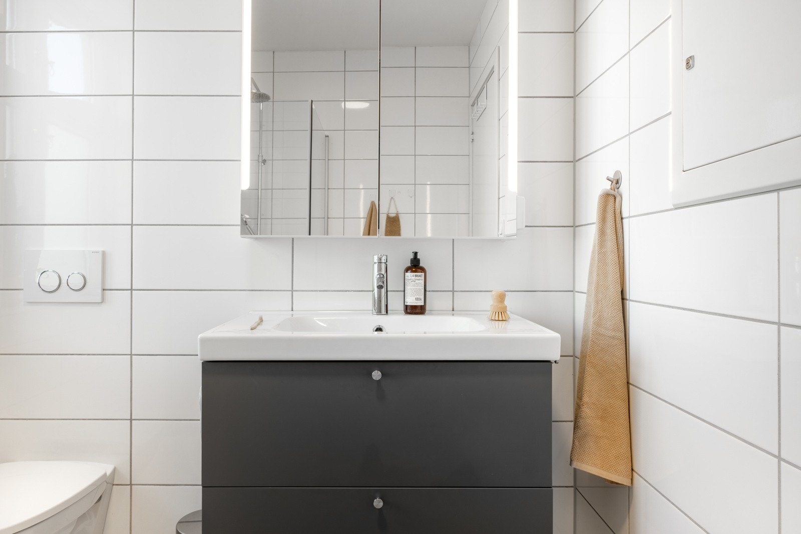 Badet er helfliset og det har en slett malt himling. Galleribilde