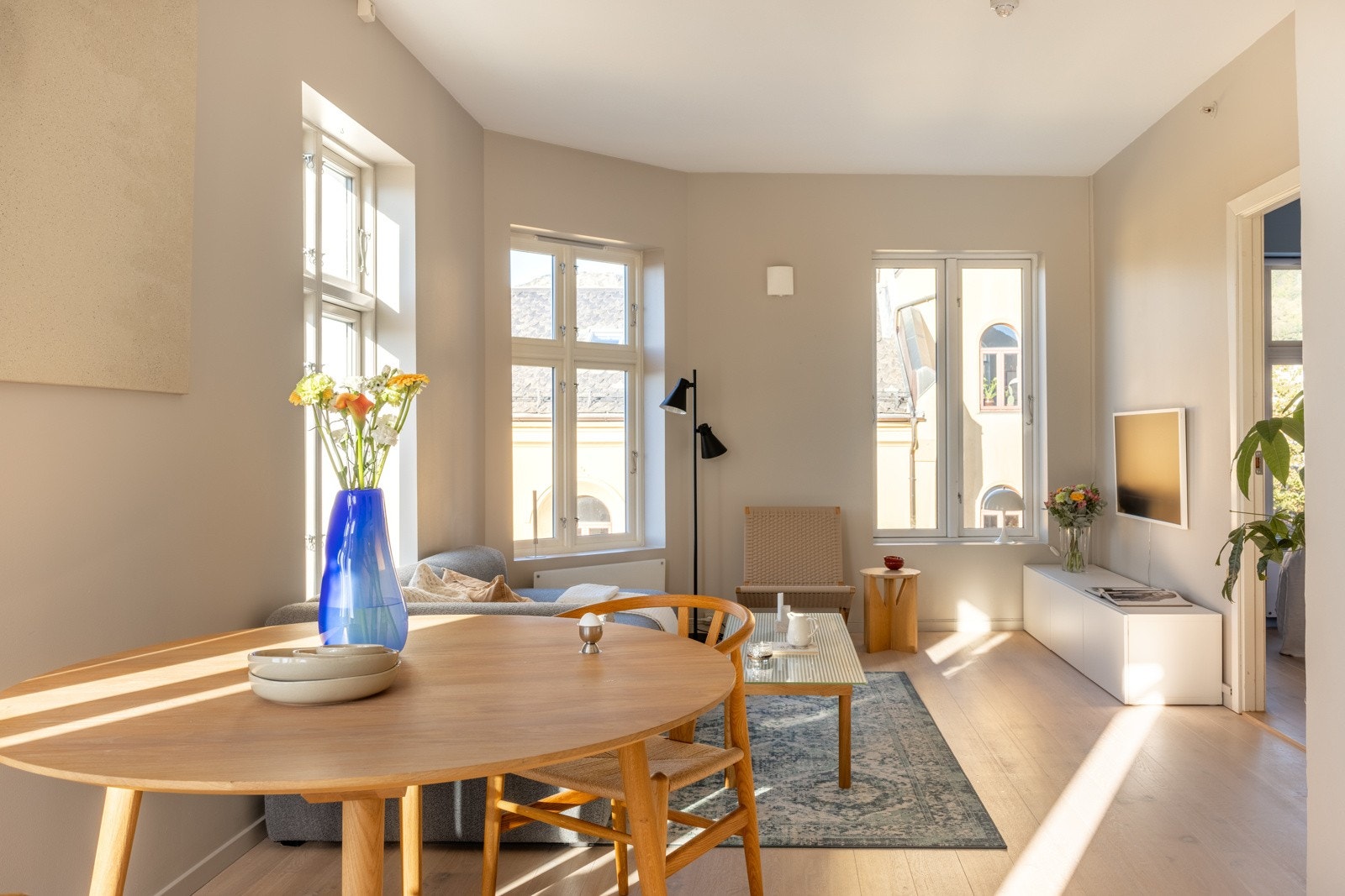 Lysspillet i leiligheten er fantastisk, da du ligger én etasje over "alle" i nabolaget. Galleribilde