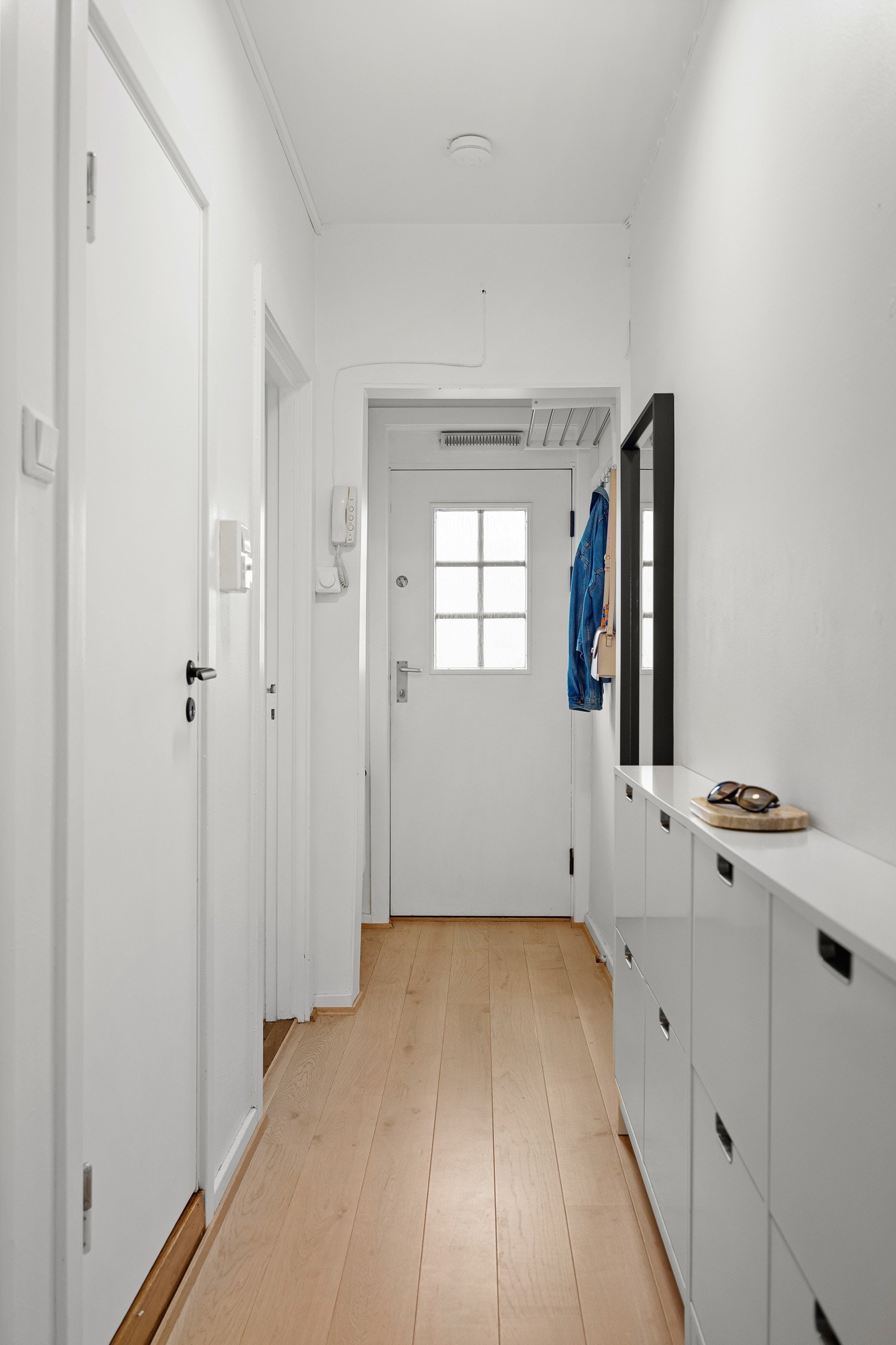 Lys og innbydende entrè med plass til oppbevaring av yttertøy. Galleribilde