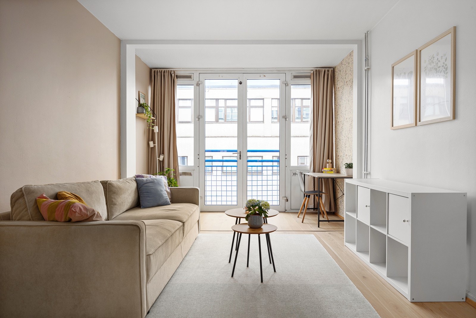 Leiligheten har en lys og innbydende stue. Galleribilde