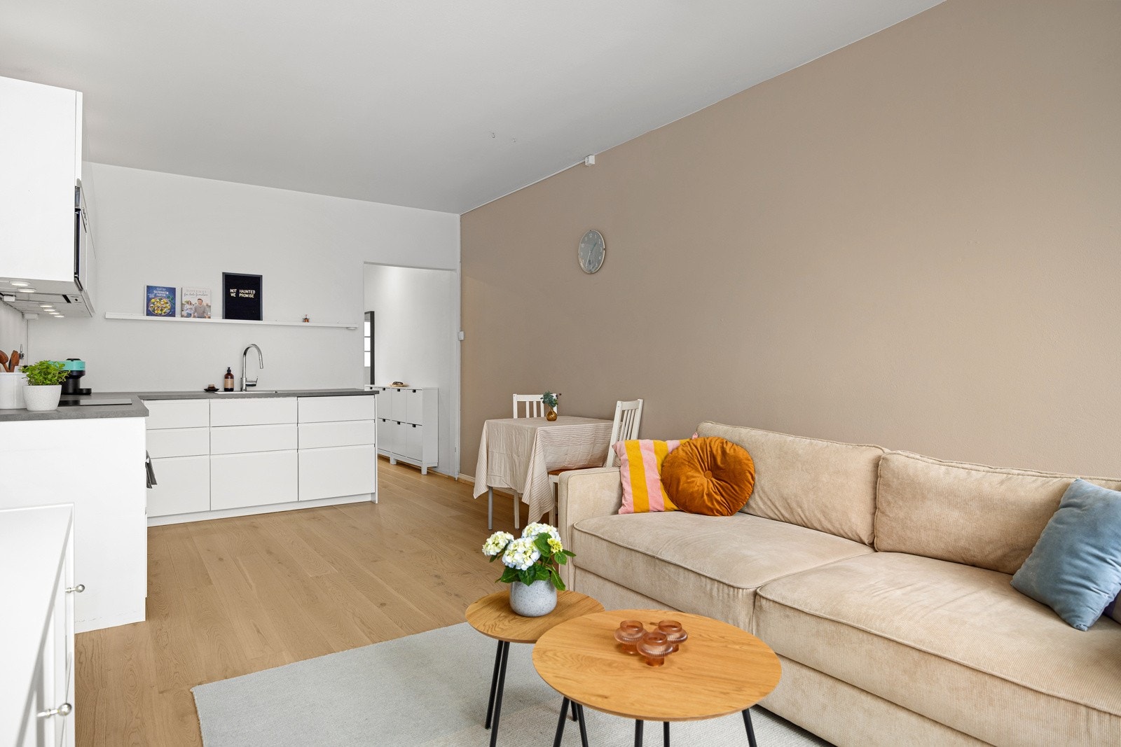 Åpen og sosial stue- kjøkkenløsning. Galleribilde