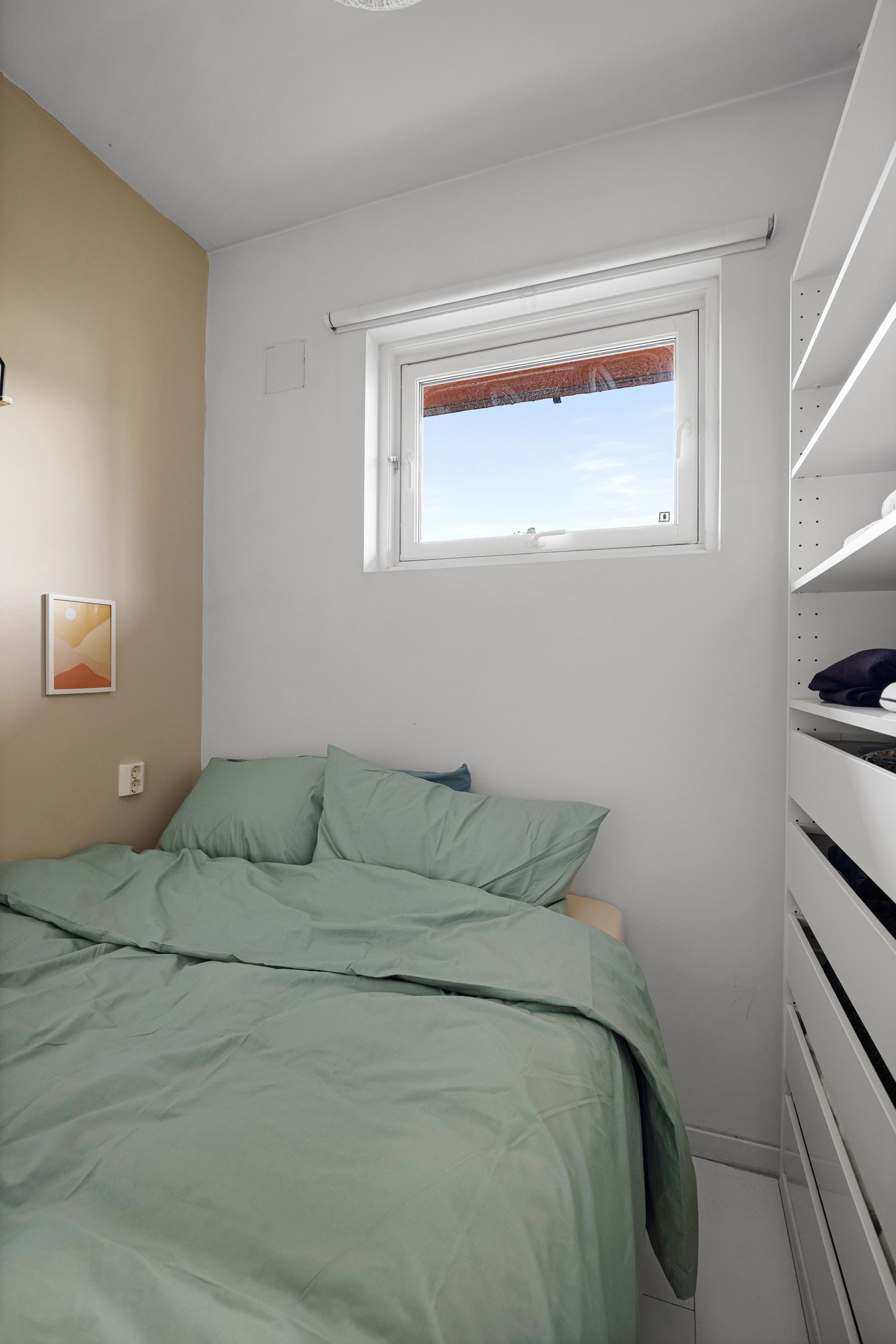 Godt med oppbevaringsplass i form av medfølgende garderobeskap. Galleribilde