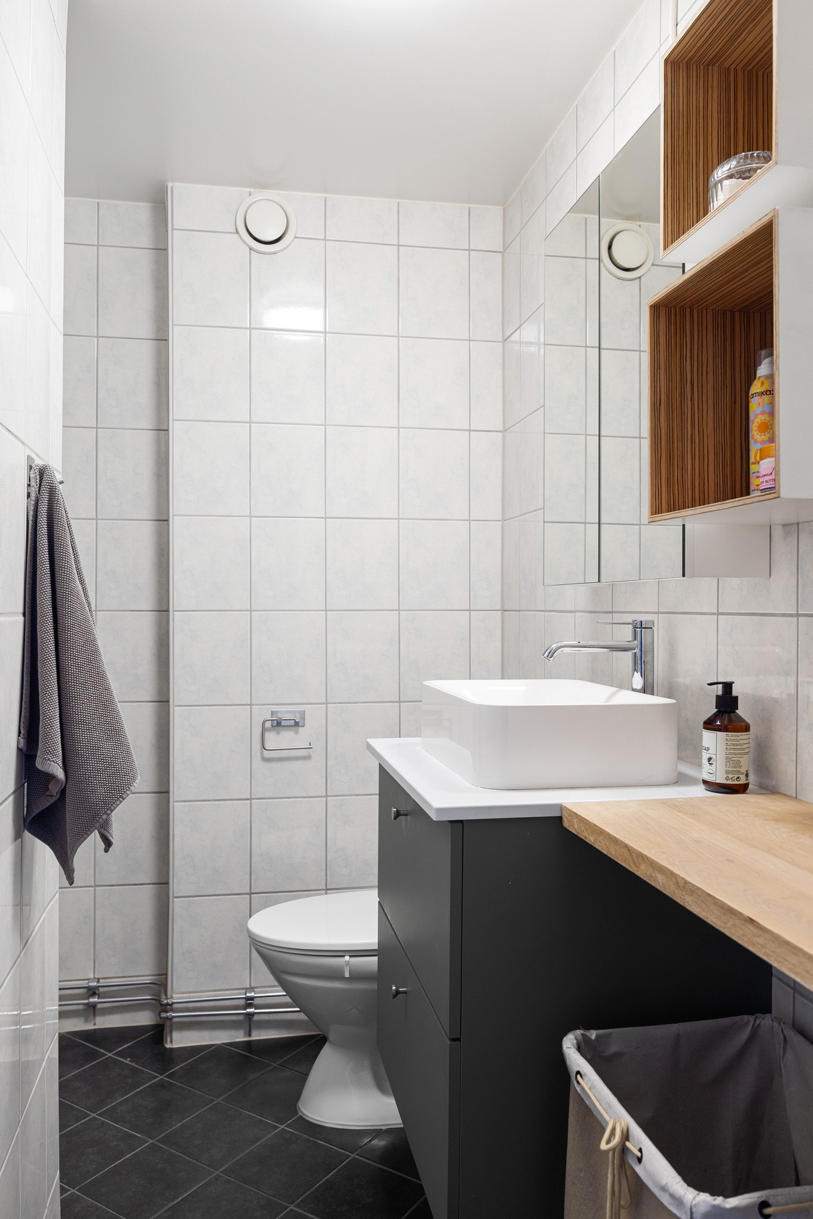 Delikat, flislagt bad med gulvvarme. Galleribilde