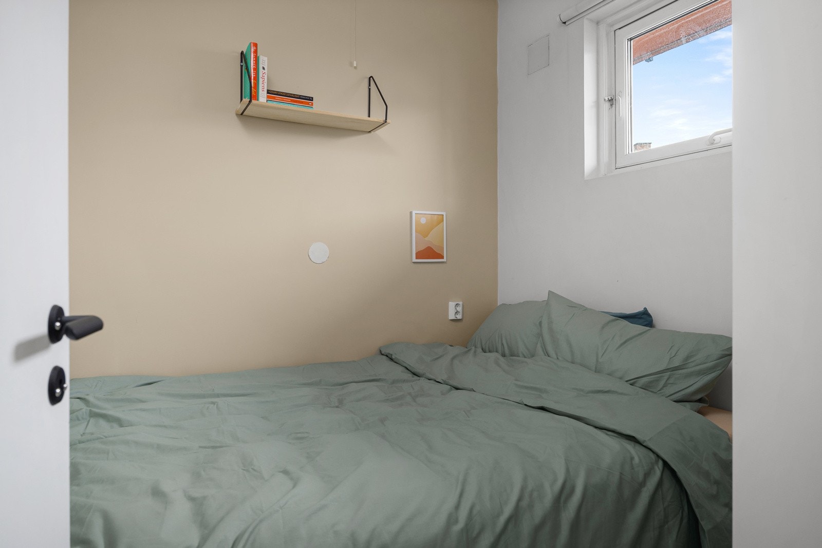 Innbydende soverom med plass til dobbeltseng. Galleribilde