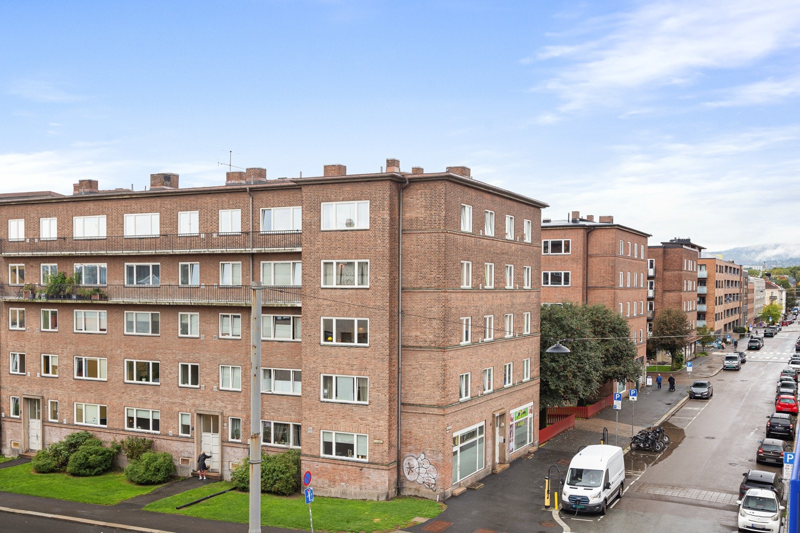 Utsikt fra den franske balkongen. Godt med gateparkering. Galleribilde