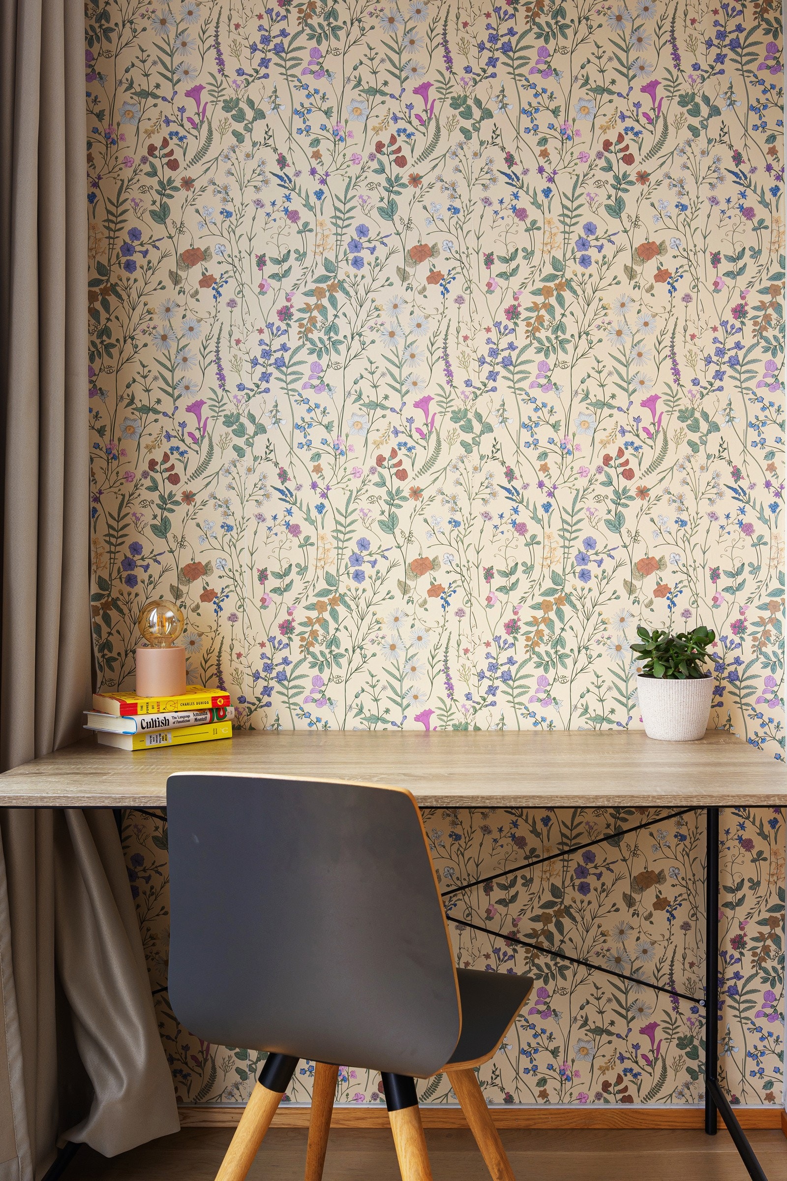 Stuen har også plass til hjemmekontor. Galleribilde