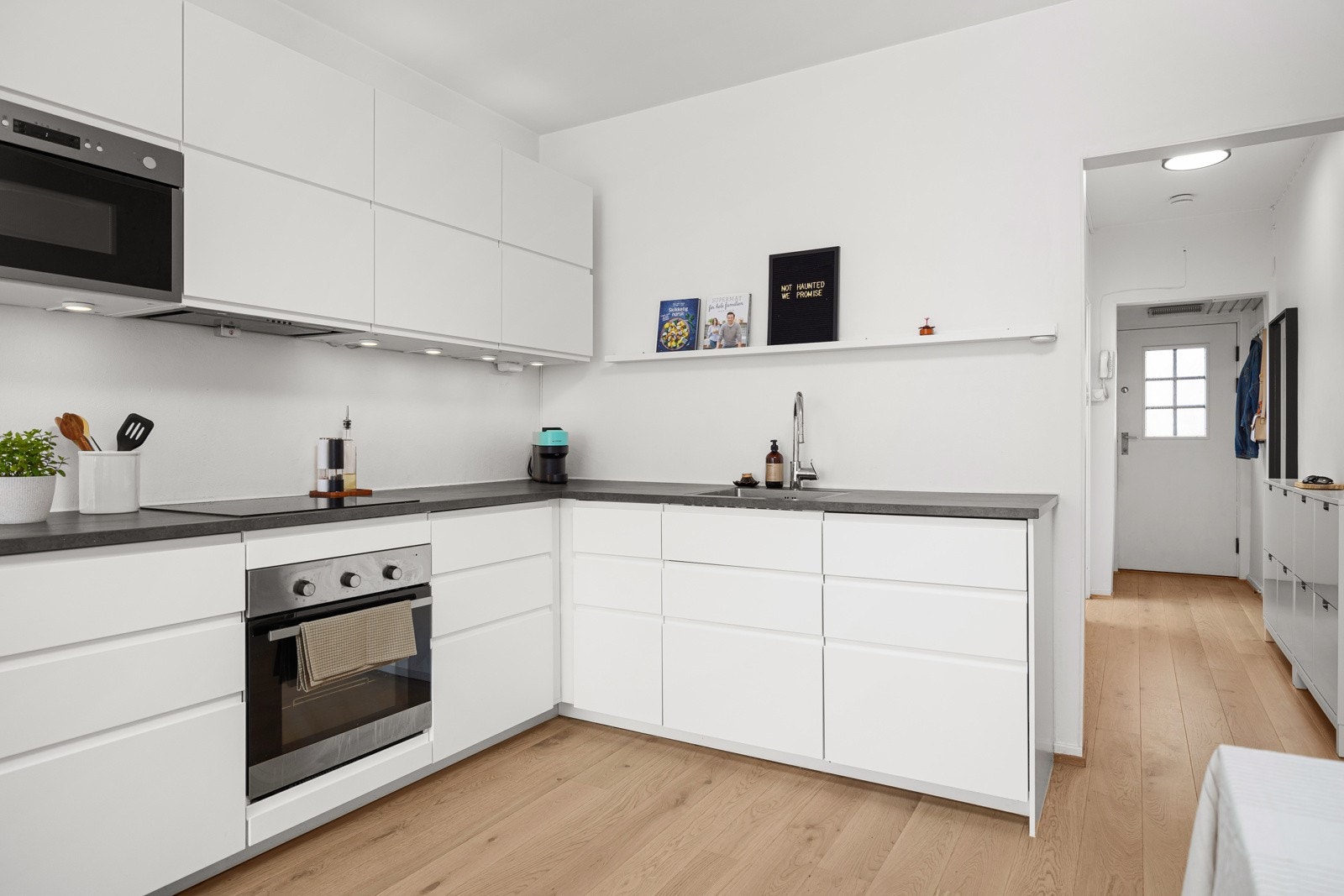 Stilrent kjøkken med integrerte hvitevarer. Galleribilde