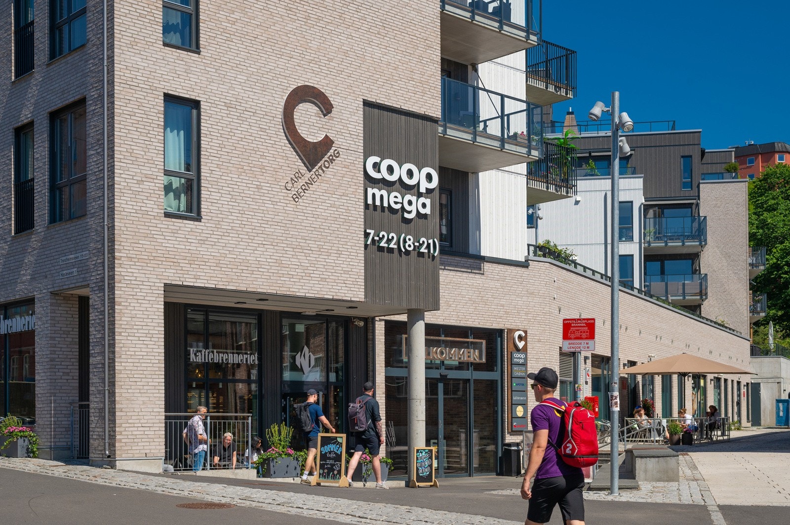 Carl Berner Torg med Coop Mega, Mester Grønn, Kaffebrenneriet og Fly Chicken. Galleribilde