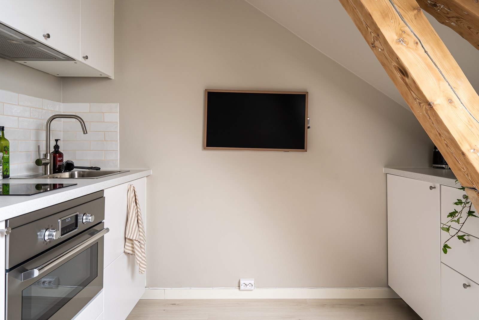 Arbeidsområde er godt organisert og til tross for sin beskjedne størrelse, er kjøkkenet gjennomtenkt designet med nok lagringsplass i over- og underskap. Galleribilde