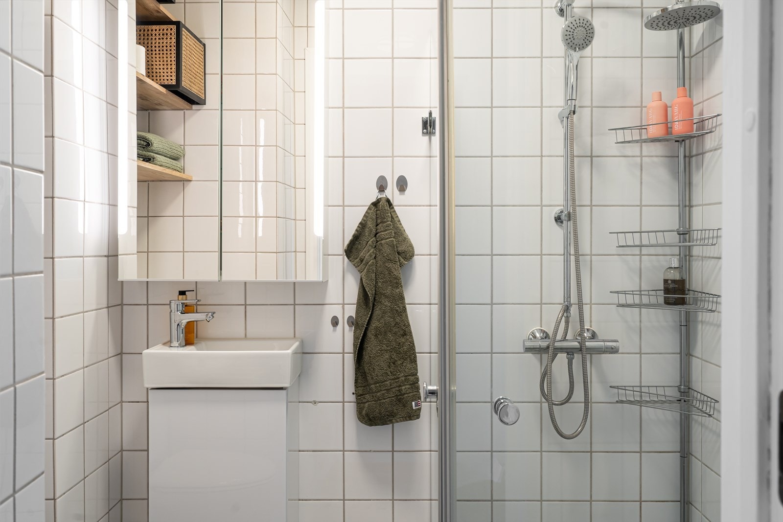 Badet i leiligheten er både moderne og fuknsjonelt. Flisene i lyse, nøytrale toner gir rent og tidløs uttrykk. Galleribilde