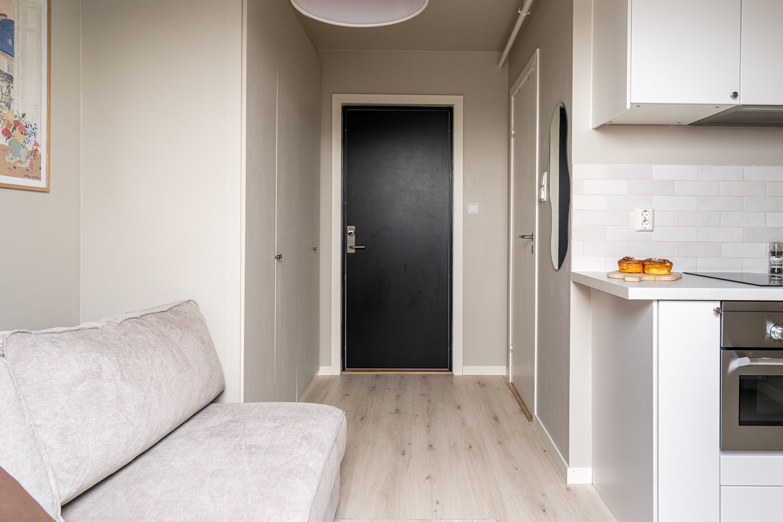 Entrèen i leiligheten er funkjonelt og smart innredet med praktiske skapløsninger som utnytter plassen maksimalt. Galleribilde