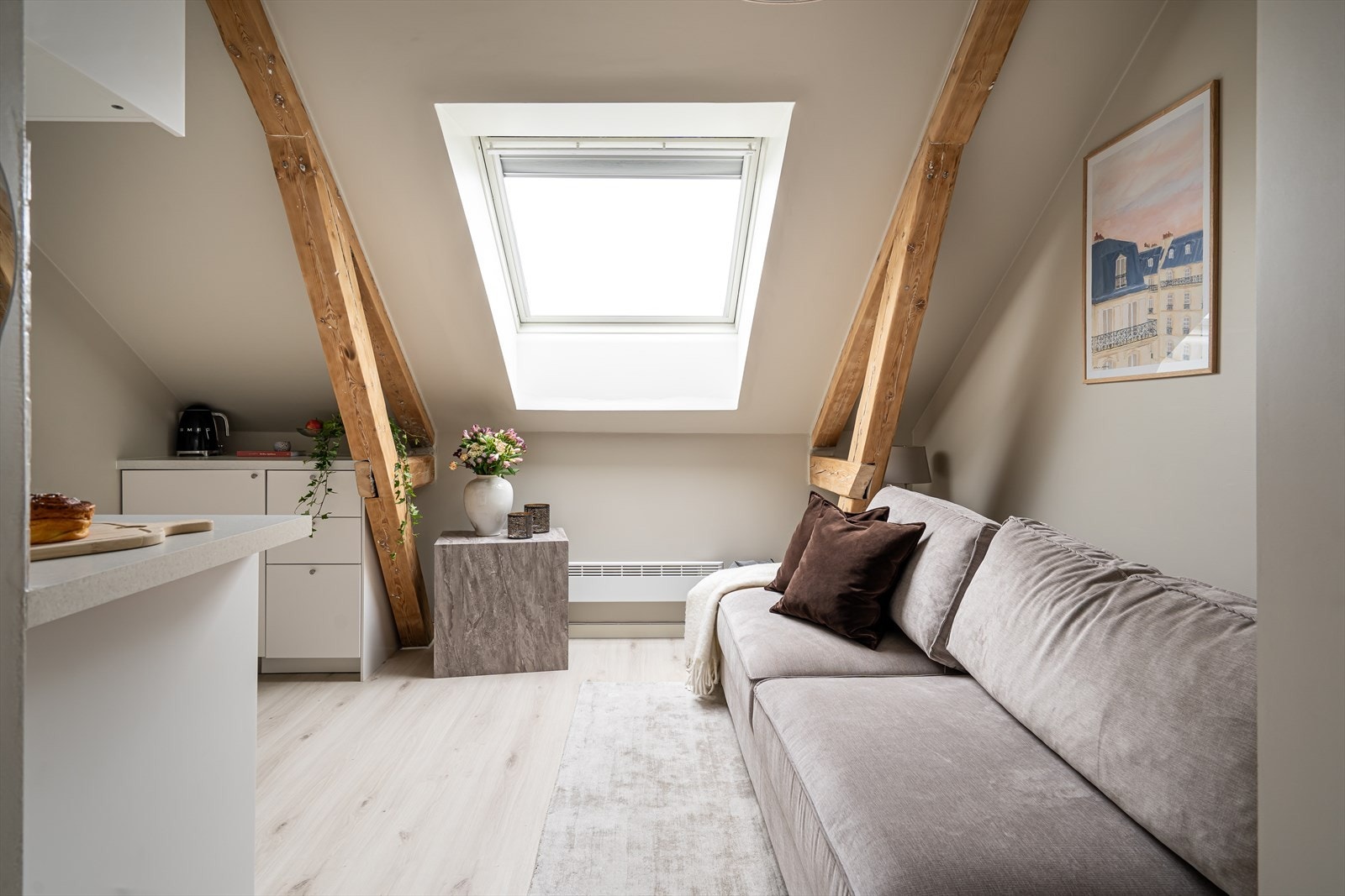 Leiligheten ligger i femte etasje, og har adkomst via felles oppgang i klassisk stil og med vakker, original himling. Galleribilde