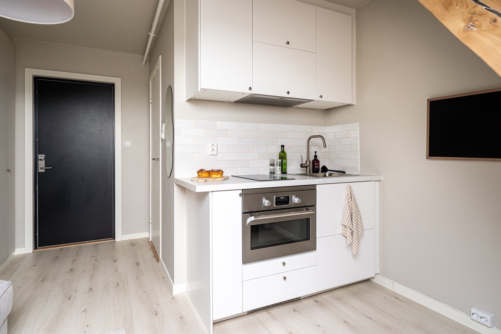 Det er montert integrert komfyr, kjøleskap og nedfelt platetopp, samt tilkoblet en vantilator over kokeplass. Galleribilde