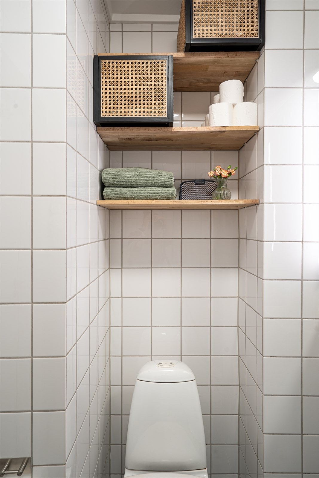 De åpne hyllene på veggen tilfører en ekstra oppbevaringsmulighet, samt mulighet for å sette frem dekorative detaljer. Galleribilde