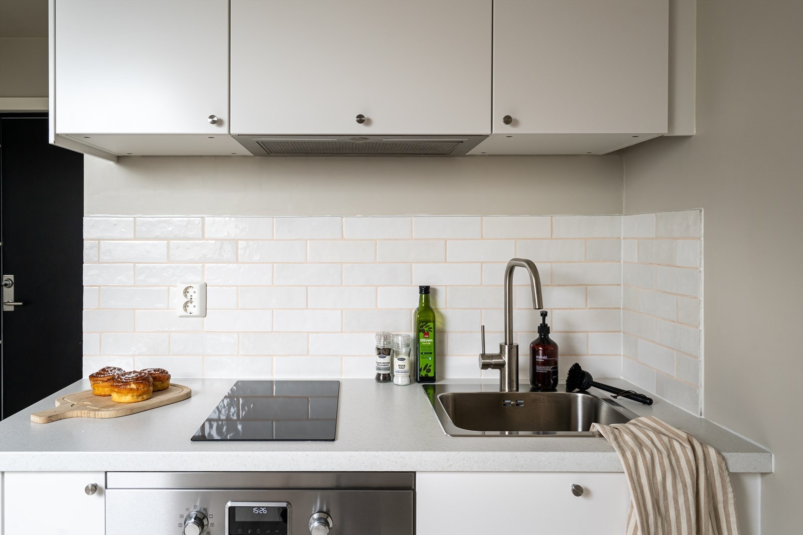 Kjøkkenet er nytt i mai 2024. Plassen er minimalistisk og funksjonell med hvite fronter og lys, laminert benkeplate. Galleribilde