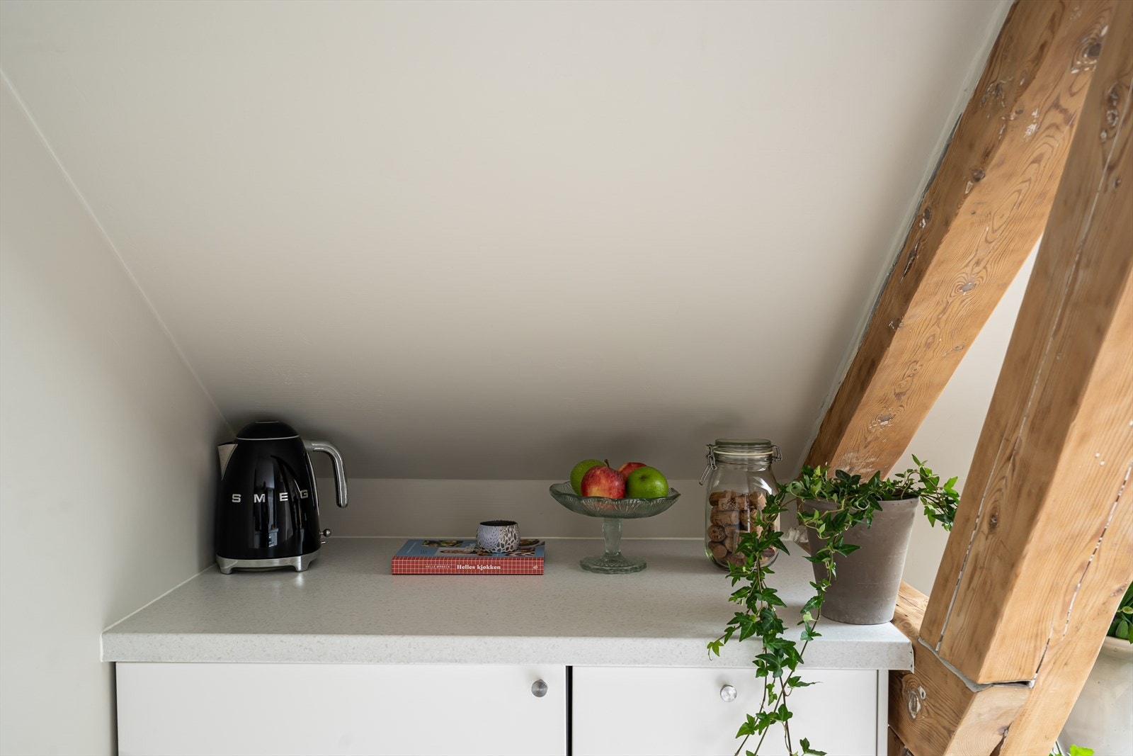 Åpen hylleplass gir muligheter til å sette frem stilige glass og krydder som både tilfører personlighet og praktisk funksjon til rommet. Galleribilde