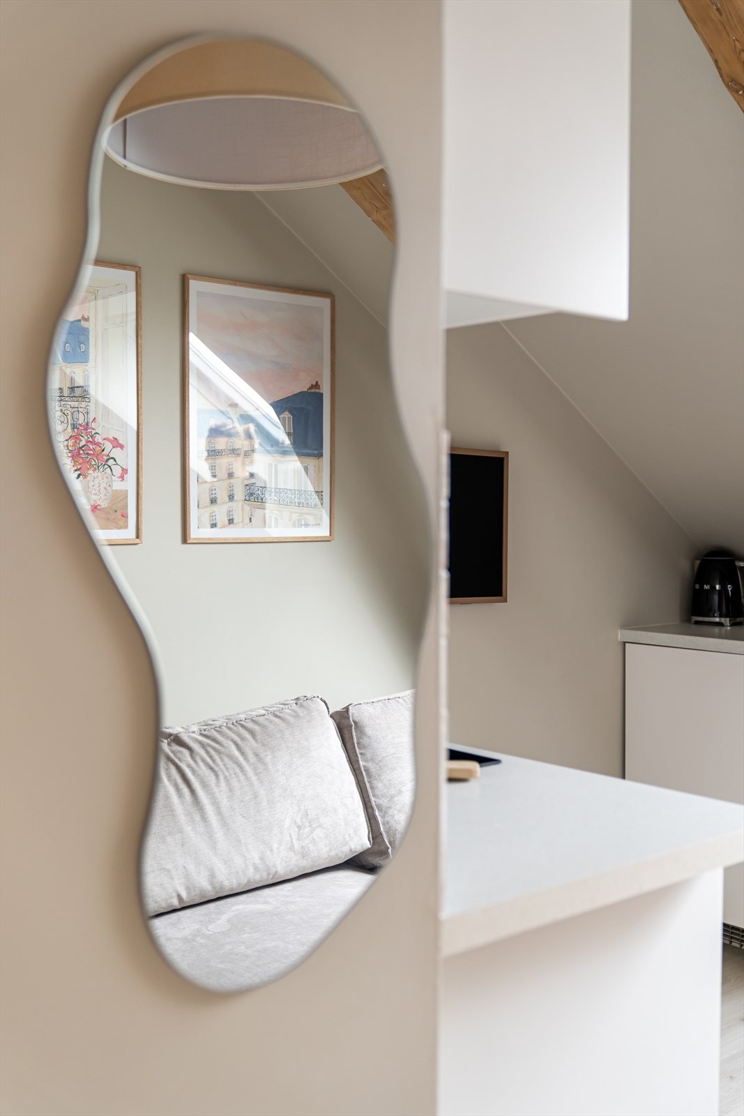 Stuen og kjøkkenet ligger i åpen løsning, og sammen danner de et lunt og innbydende allrom. Galleribilde