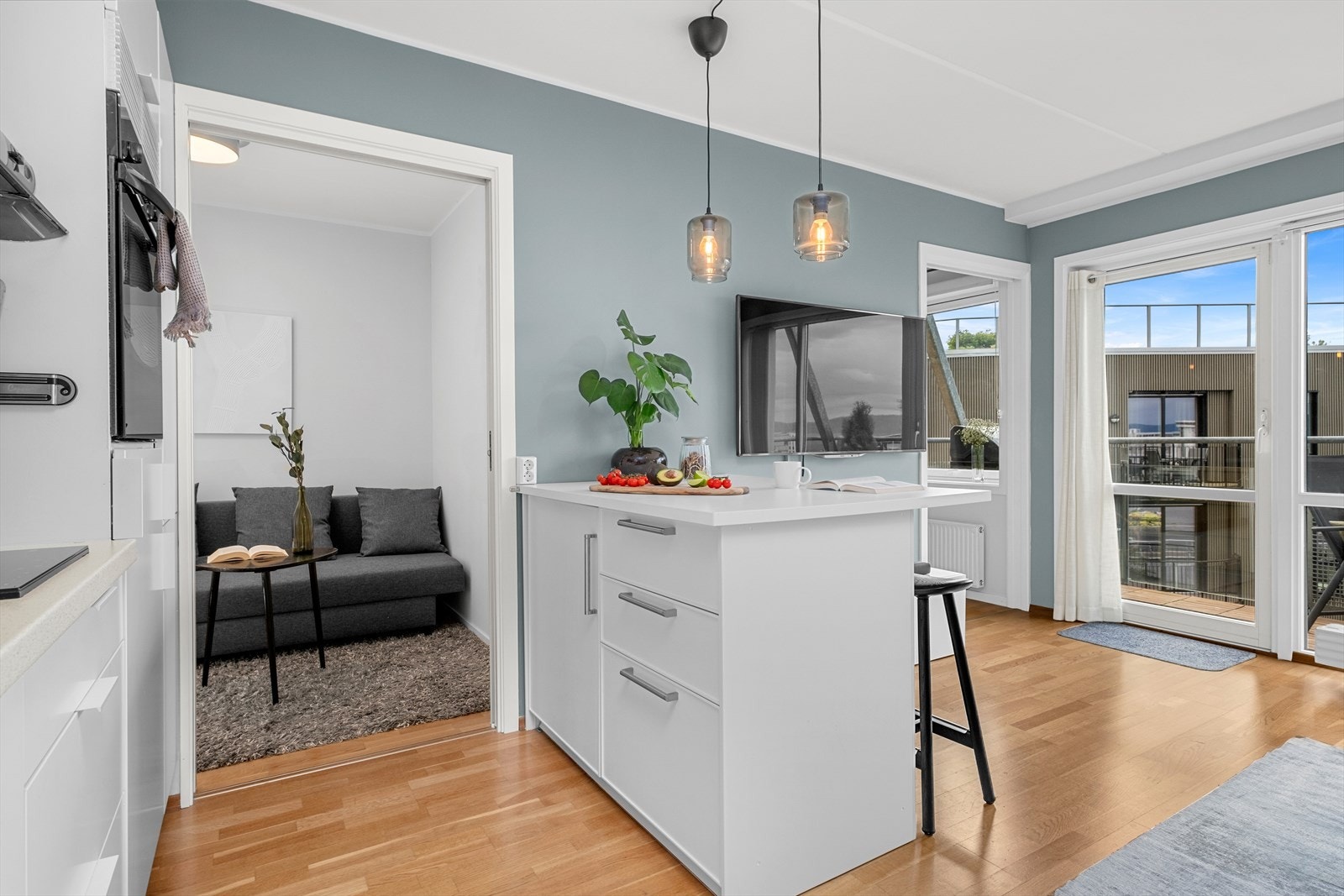 Det er etablert praktisk kjøkkenøy som skaper en ekstra "arbeidssone", og gir muligheten for mer oppbevaringsplass. Galleribilde