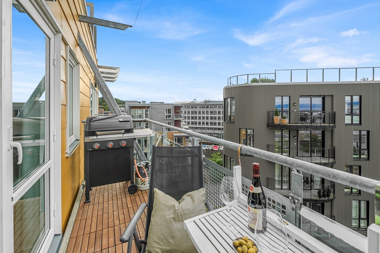 Balkongen er vestvendt og strekker seg over 5,5m². Galleribilde