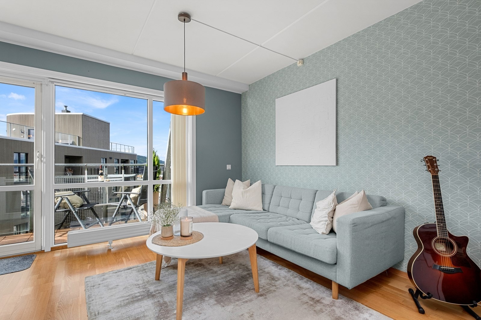 Fra stuen har du direkte adgang til balkongen, og den fungerer som en forlengelse av allrommet på fine sommerdager. Galleribilde