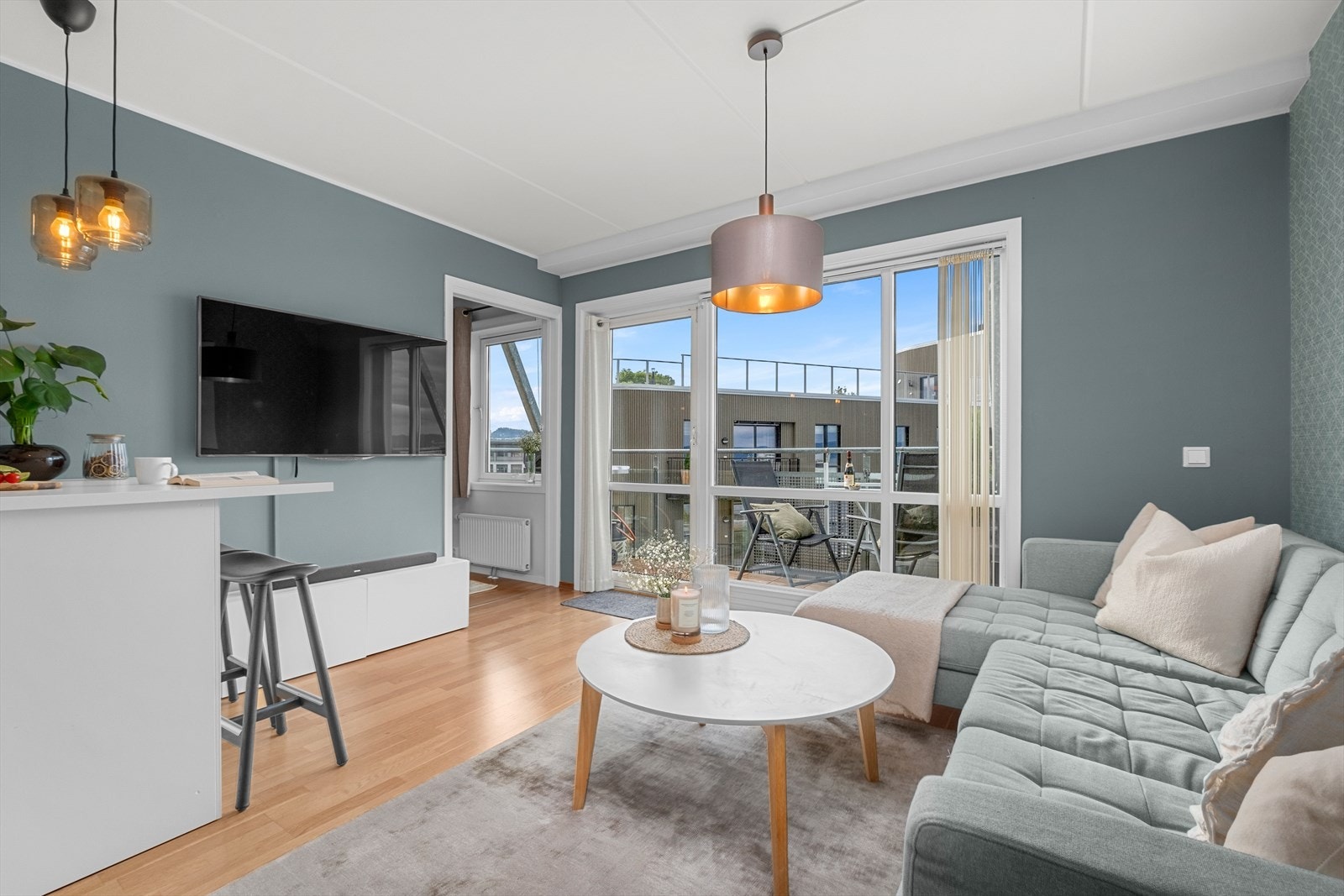 Den åpne løsningen strekker seg over 18.7m², og byr på gode møbleringsmuligheter. Videre sørger de rause vindusflatene for rikelig med lysinnslipp. Dette skaper en luftig atmosfære i leiligheten. Galleribilde