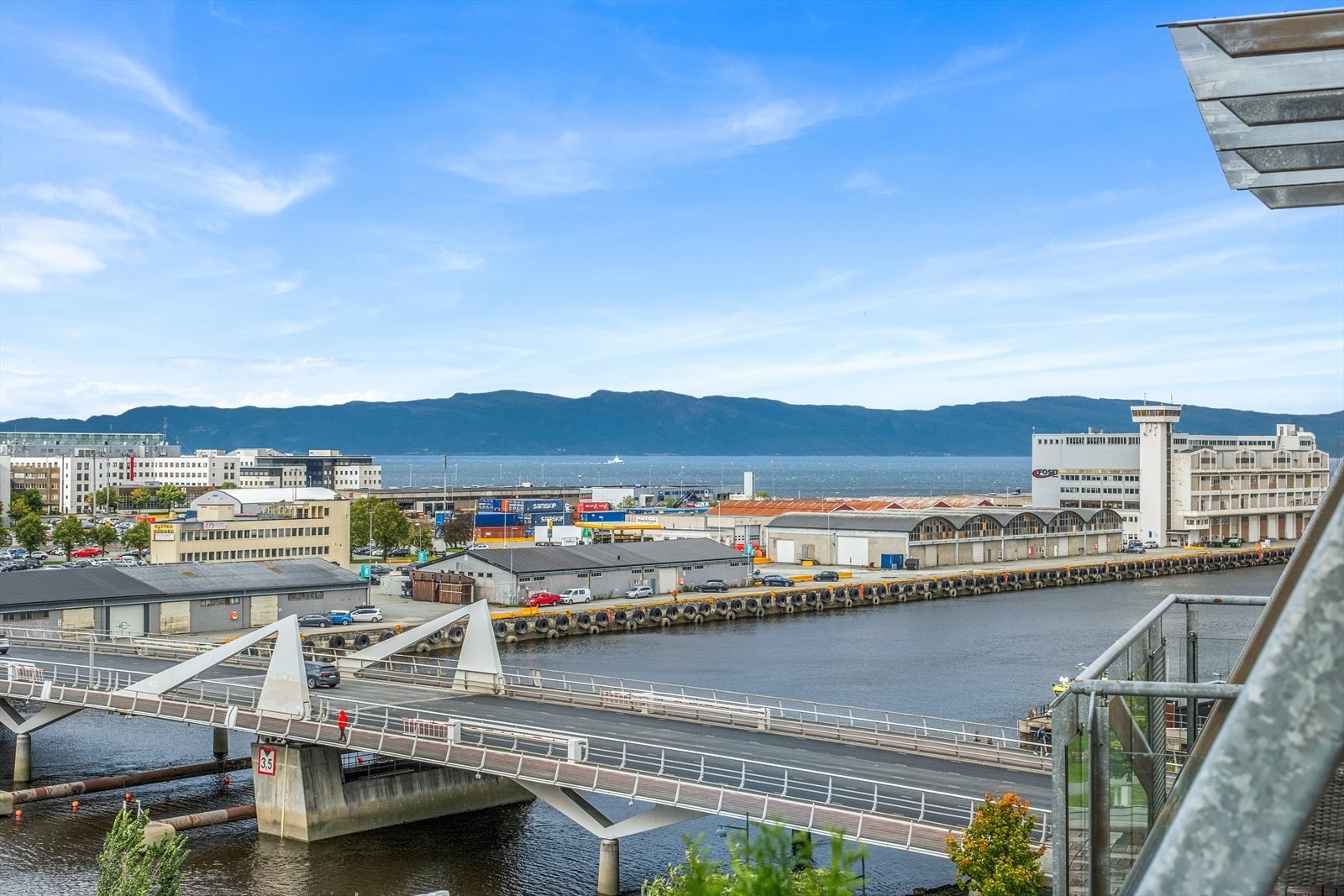 Videre har balkongen gode utsiktsforhold over Trondheimsfjorden. Galleribilde