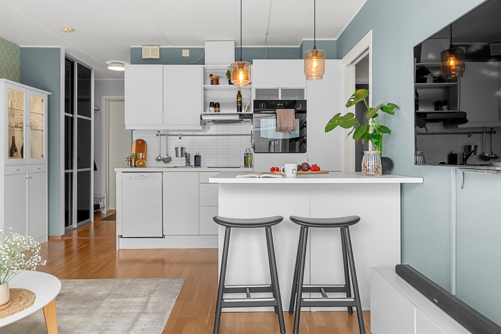 Kjøkkenet er utstyrt med integrerte hvitevarer som kombiskap, oppvaskmaskin, platetopp, komfyr og ventilator. Galleribilde