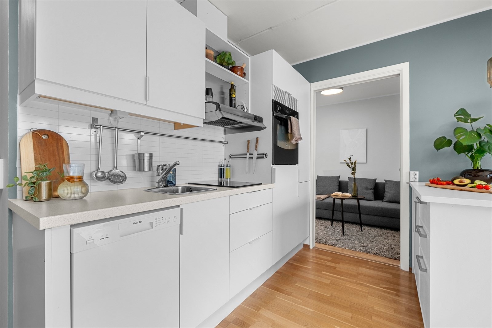 Tidløst kjøkken i hvit utførelse vurdert til TG1 av takstmann. Galleribilde