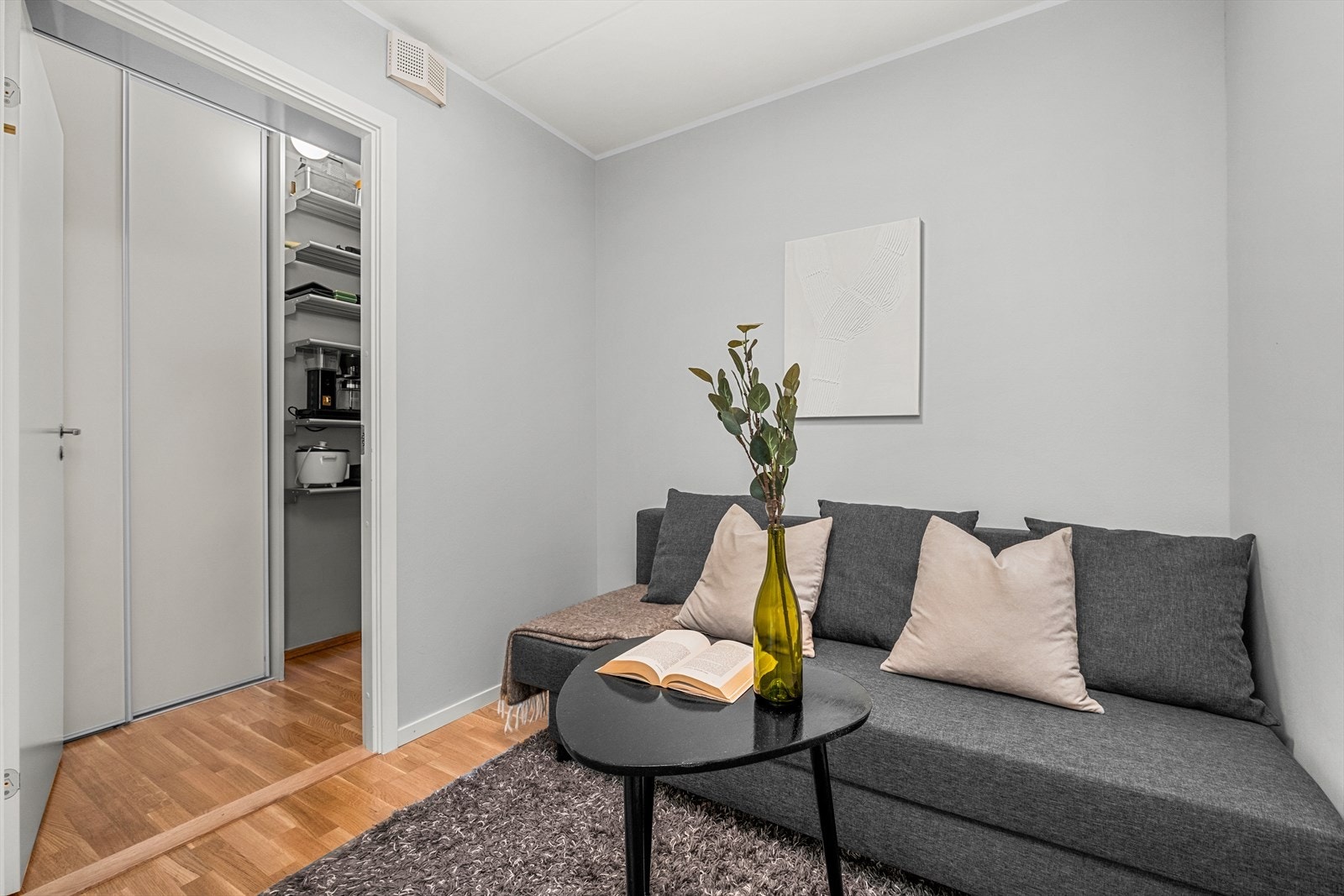 Det er etablert et praktisk rom som kan benyttes som sovealkove, ekstra stue eller kontorrom. Videre er boden direkte tilknyttet rommet, og kan alternativt benyttes som walk-in-closet. Galleribilde