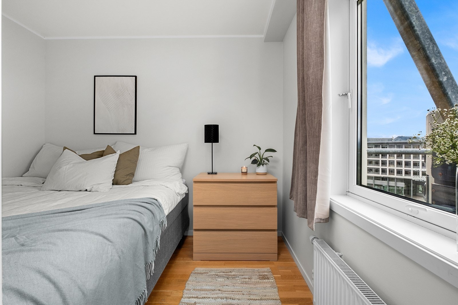 Leiligheten varmes opp via fjernvarme, og det er selvfølgelig heis i bygget. Galleribilde