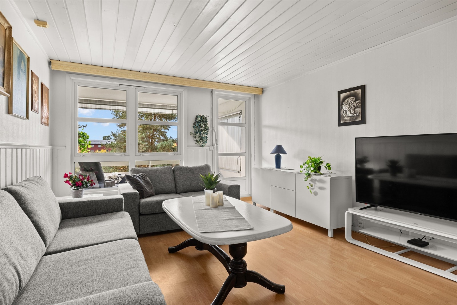 Stuen har store vindusflater mot vest og adkomst til balkong Galleribilde