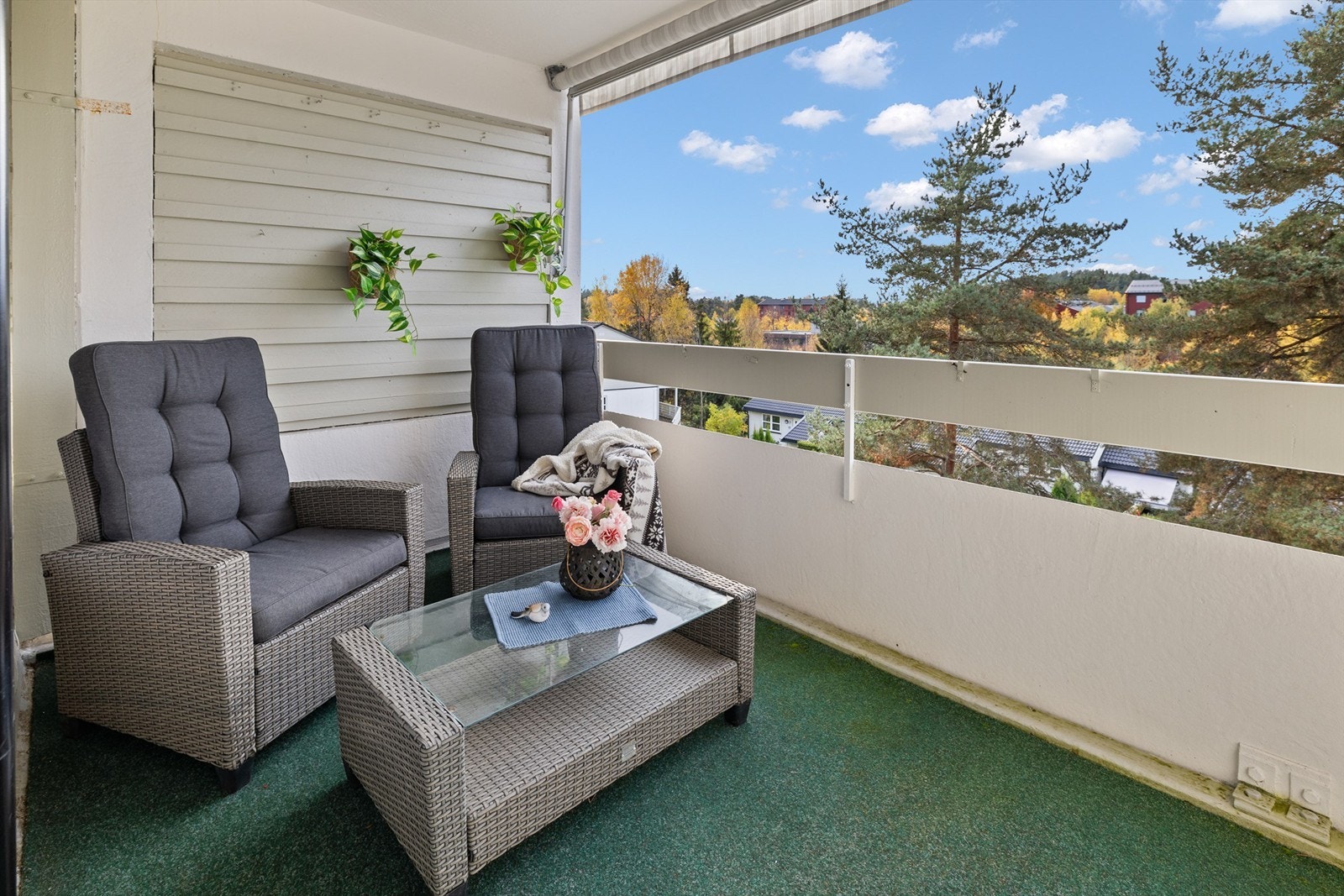 Vestvendt balkong på 8 kvm. Fra vestsiden er leiligheten i 3 etg som gjør at du får gode solforhold og fint utsyn Galleribilde