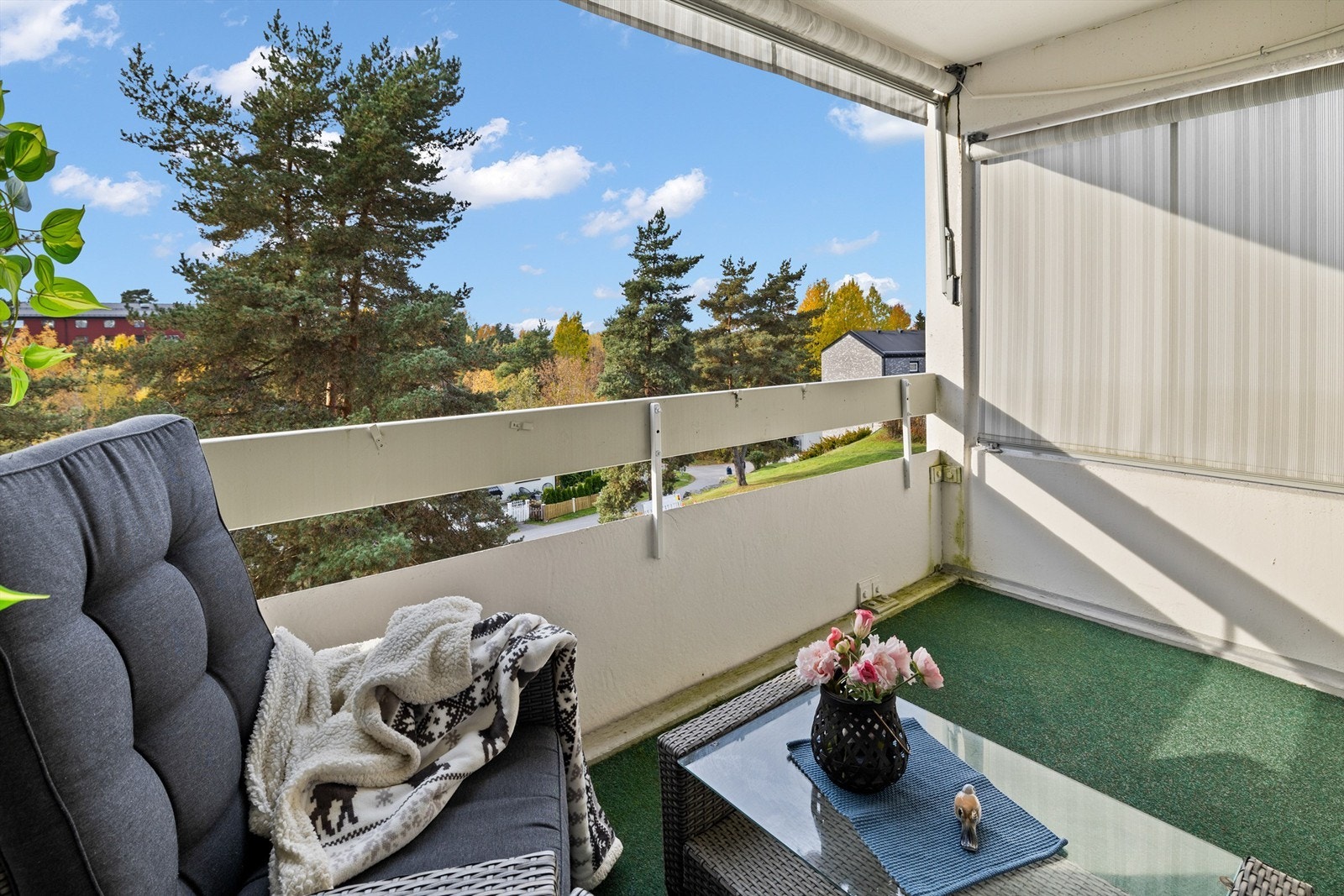 Vestvendt balkong på 8 kvm. Fra vestsiden er leiligheten i 3 etg som gjør at du får gode solforhold og fint utsyn Galleribilde