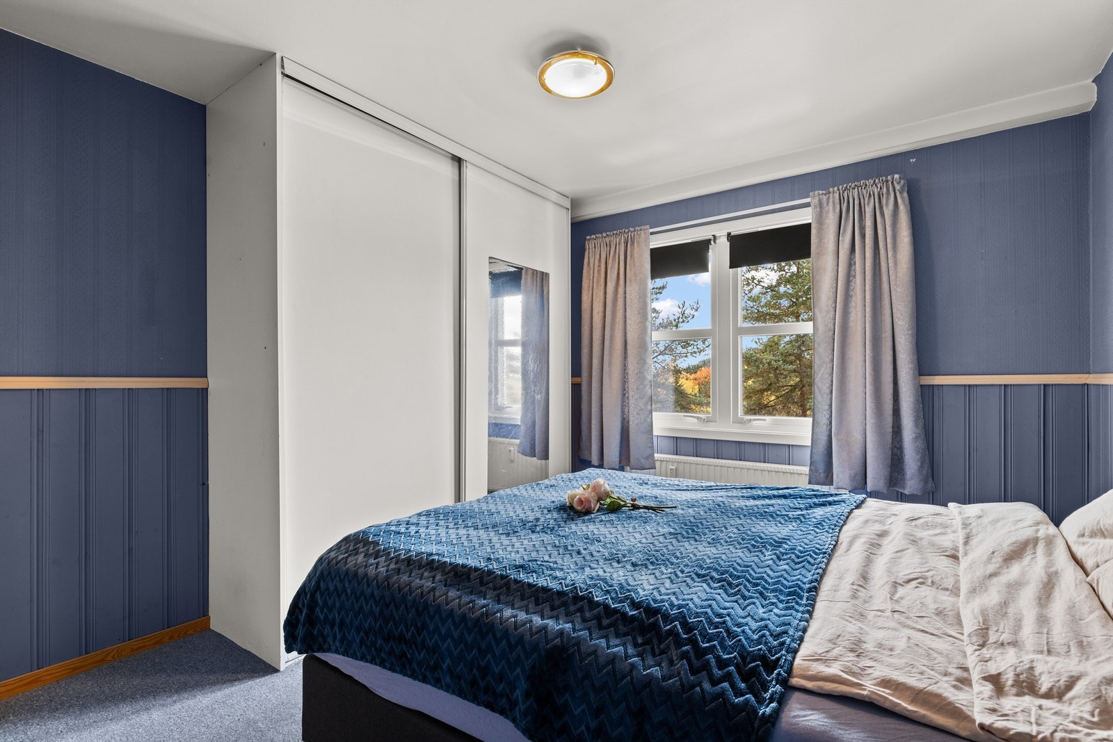 Romslig soverom med plass til garderobe Galleribilde