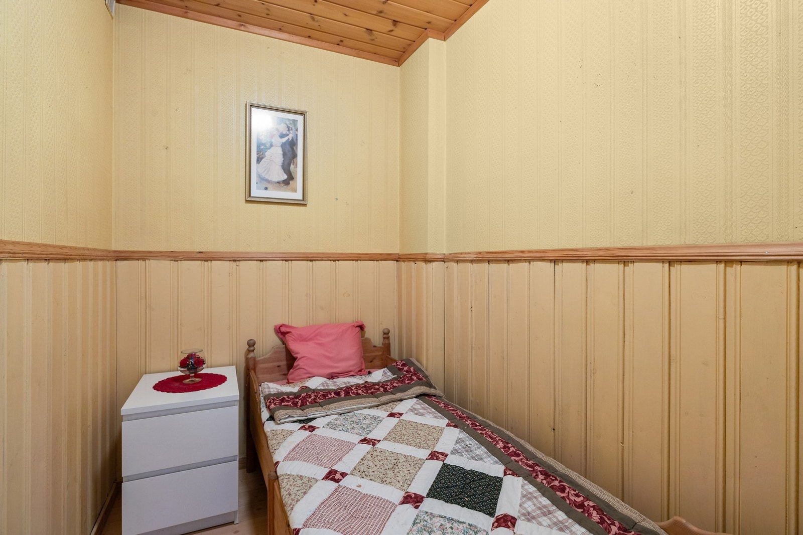 Innvendig bod/ garderoberom som tidligere eier benyttet som gjesterom. ( ikke godkjent varig oppholdsrom.) Galleribilde