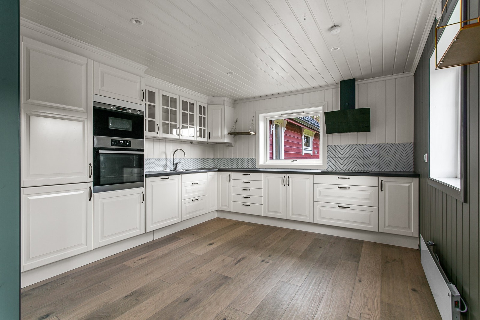 Flott kjøkken med godt med skapplass. Galleribilde