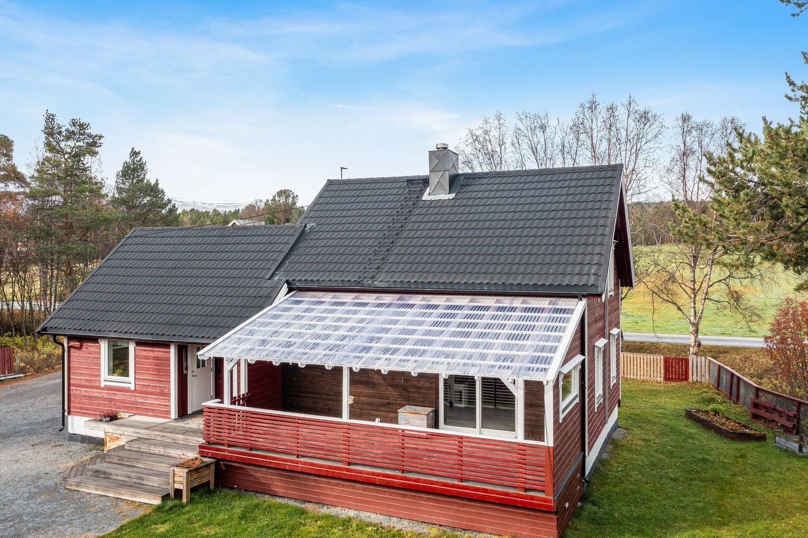 Fasade og entre. Takoverbygd terrasse i tilknytning til stue og inngangsparti. Galleribilde