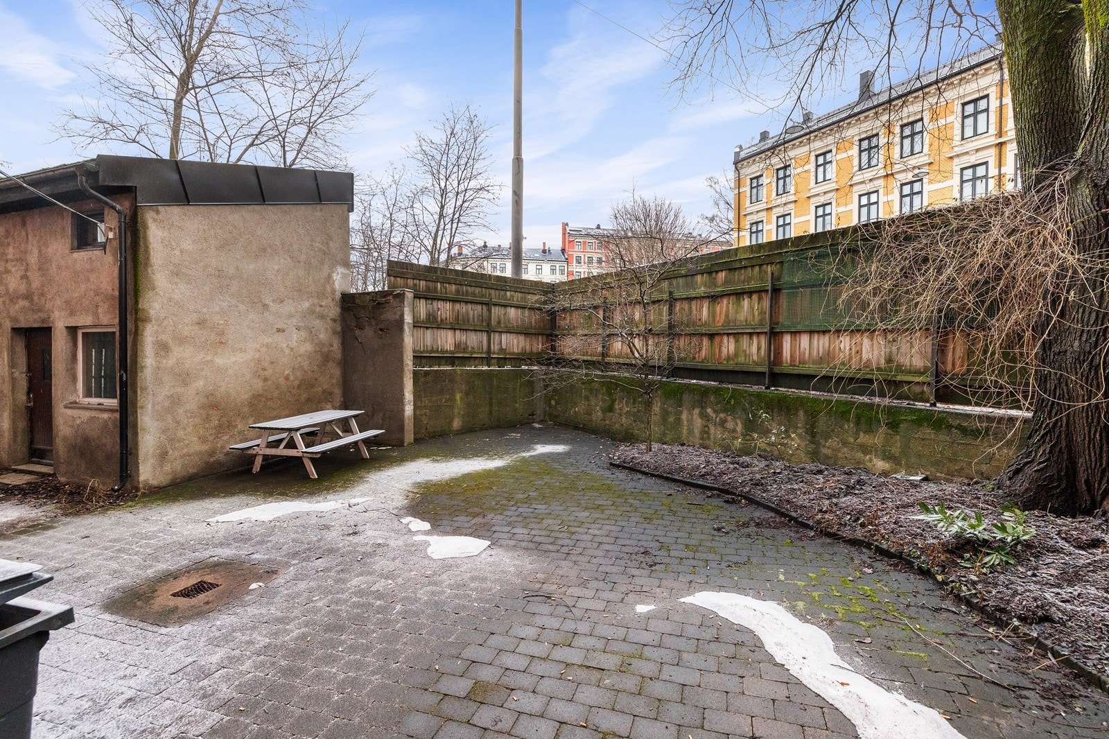 Bakgård Galleribilde