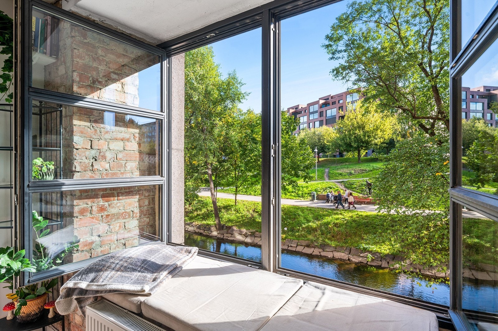 Vindusflatene slipper inn rikelig med naturlig lys, som bidrar til en god romfølelse. Galleribilde