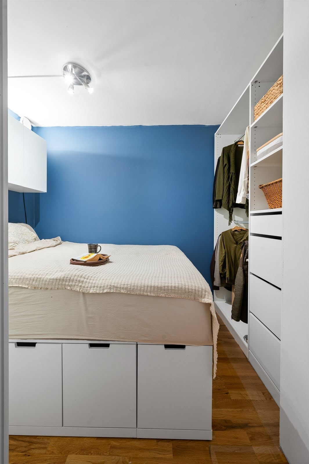 Gjennomgående planløsning på alkove, samtidig som det er mye oppbevaringsplass. Galleribilde