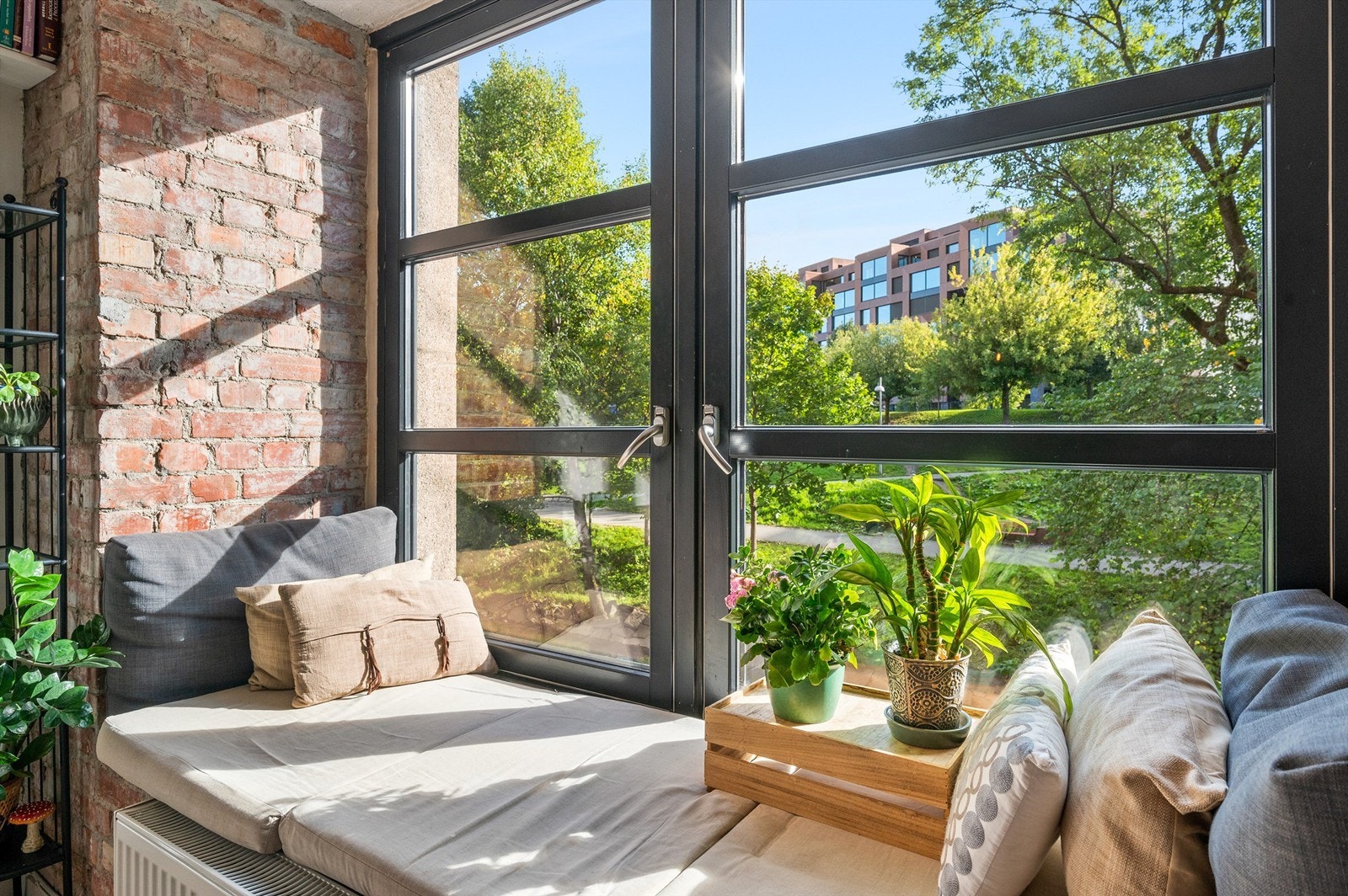 Fantastiske dobbeltvinduer med utsyn mot Akerselva og grønne omgivelser. Den ekstra brede vinduskarmen blir fort en favorittplass, og brukes i dag som en type sofa/ lounge, der alt ligger til rette for å kunne nyte varme sommerdager og lune høstkvelder. Galleribilde