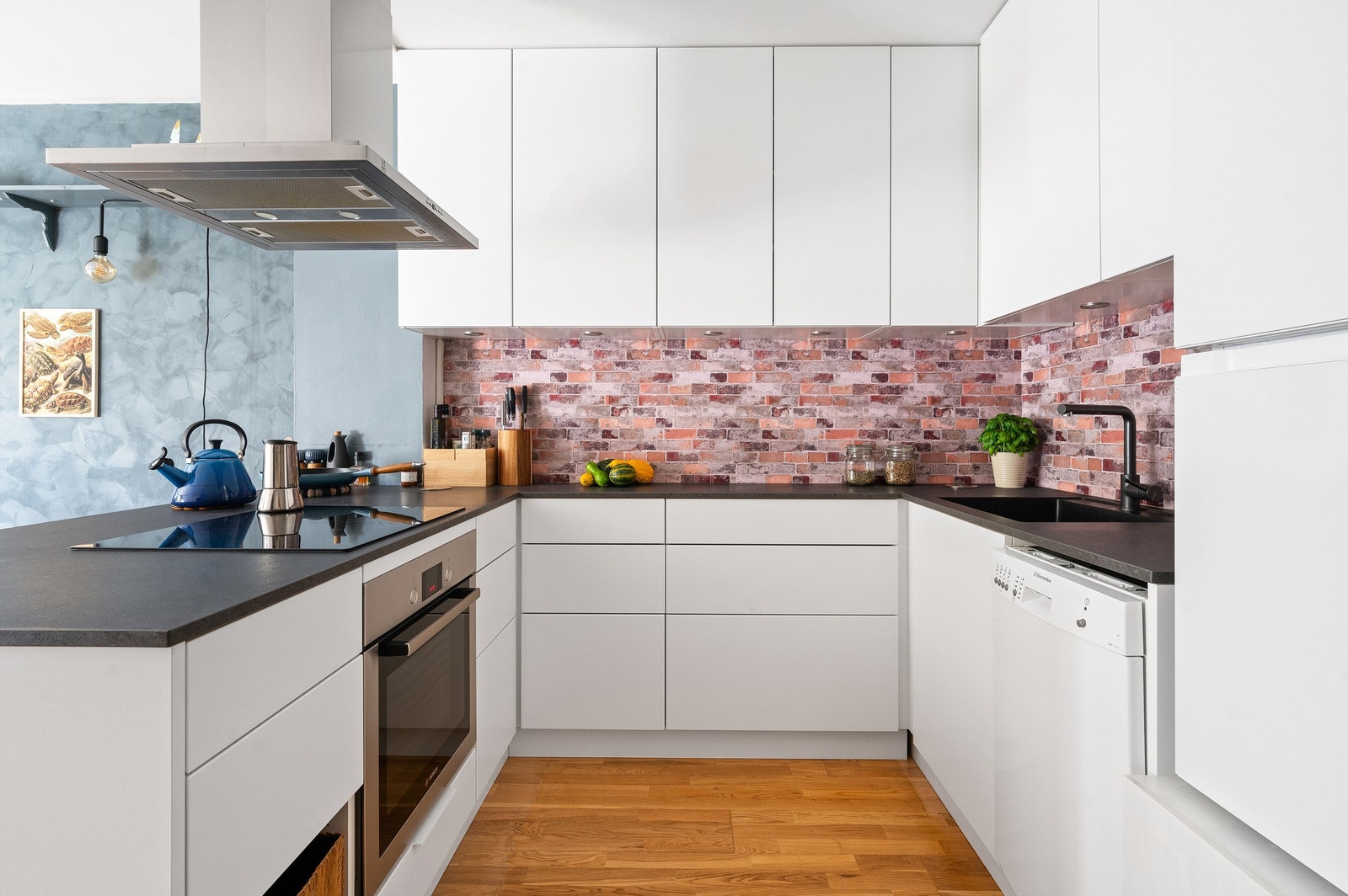 Innredning bestående av slette fronter, laminat benkeplate med nedfelt kum og ettgreps blandebatteri. Her er det god oppbevaringsplass i over- og underskap, samt gode arbeidsflater for matlaging. Galleribilde