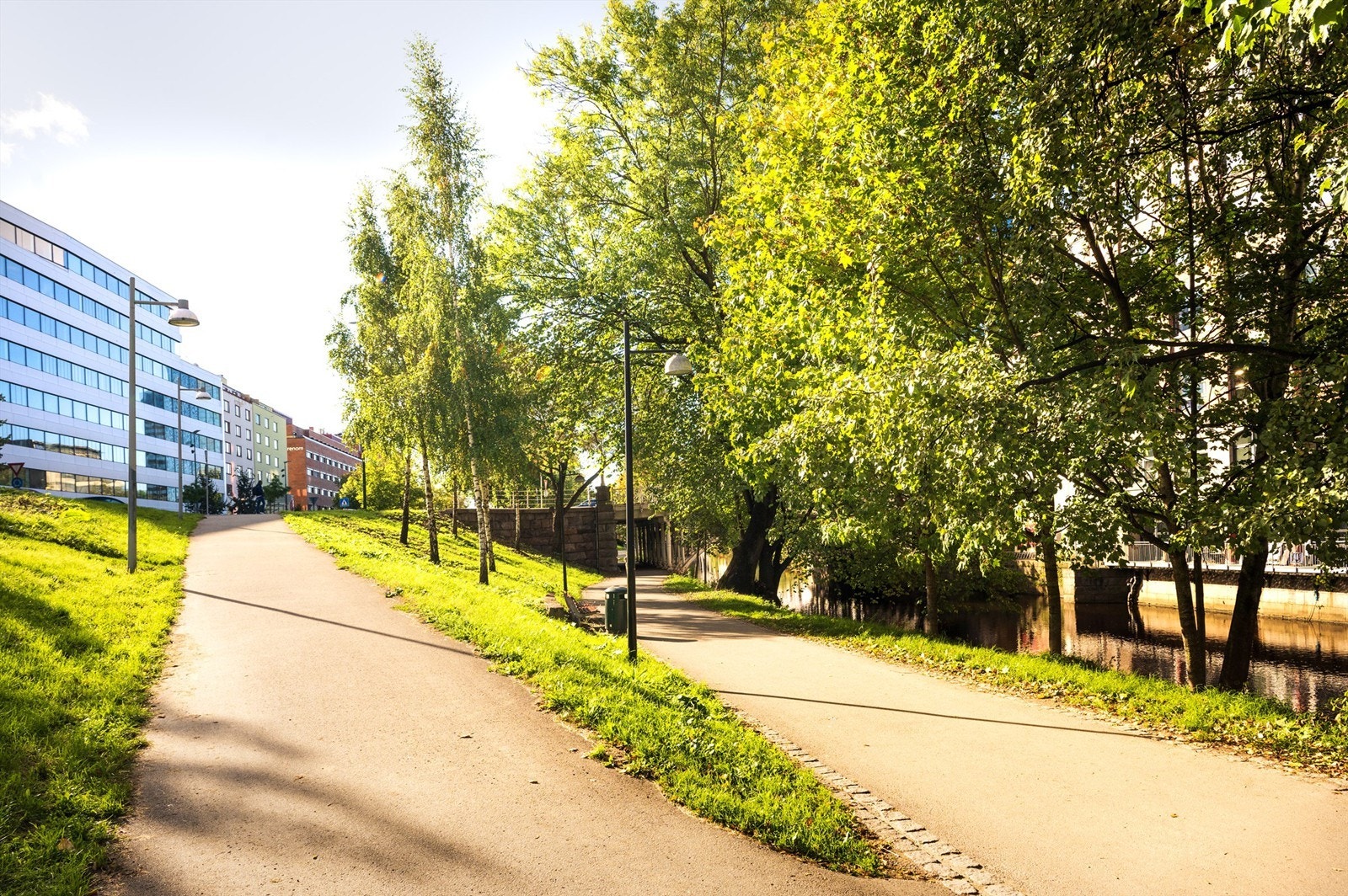 Populære Elgparken, som ligger kun et steinkast bort fra leiligheten, og med tilhørende turstier som tar deg langs Akerselven - enten sørover mot Barcode, eller nordover gjennom Grünerløkka, Grefsen, Sagene og Nydalen og helt opp til Maridalsvannet. Galleribilde