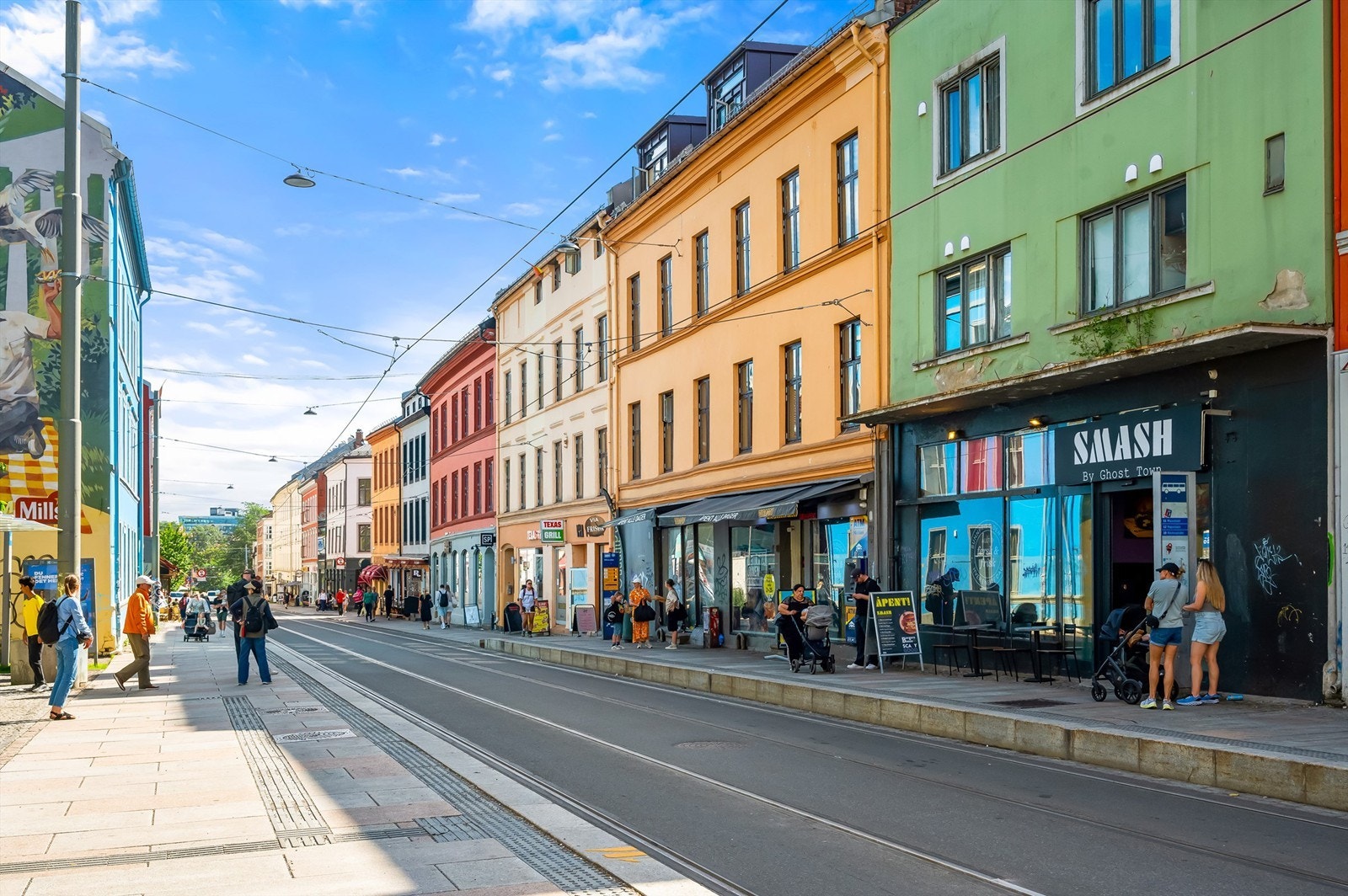 Svært gode kollektivmuligheter i området. Trikkestoppet Schous Plass med hyppige trikkeavganger ligger kun et steinkast unna leiligheten! Galleribilde