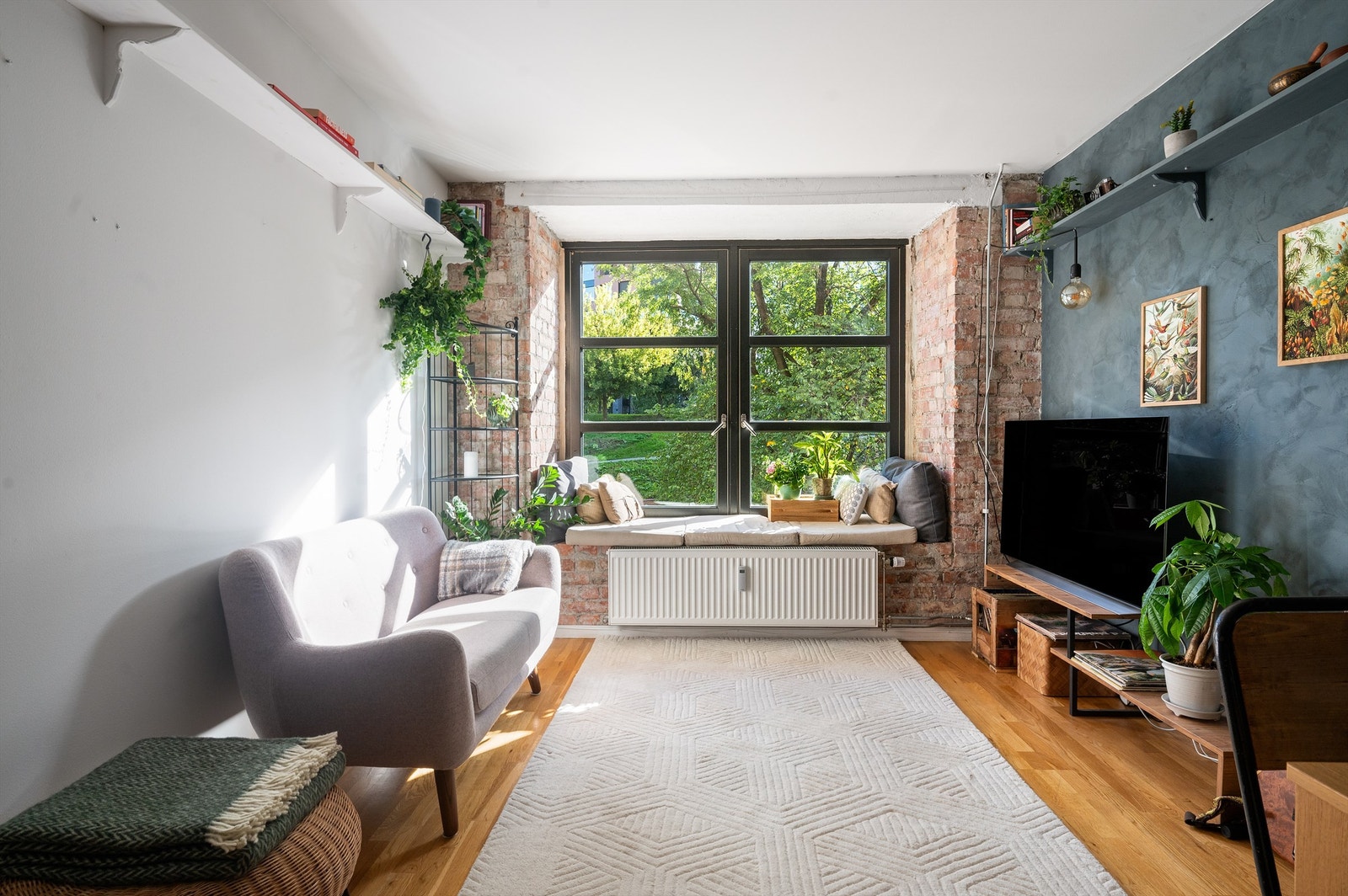 Felleskostnadene er kr 3 323,- pr. mnd. og inkluderer internett, strøm, fyring og varmtvann via fjernvarme. Galleribilde