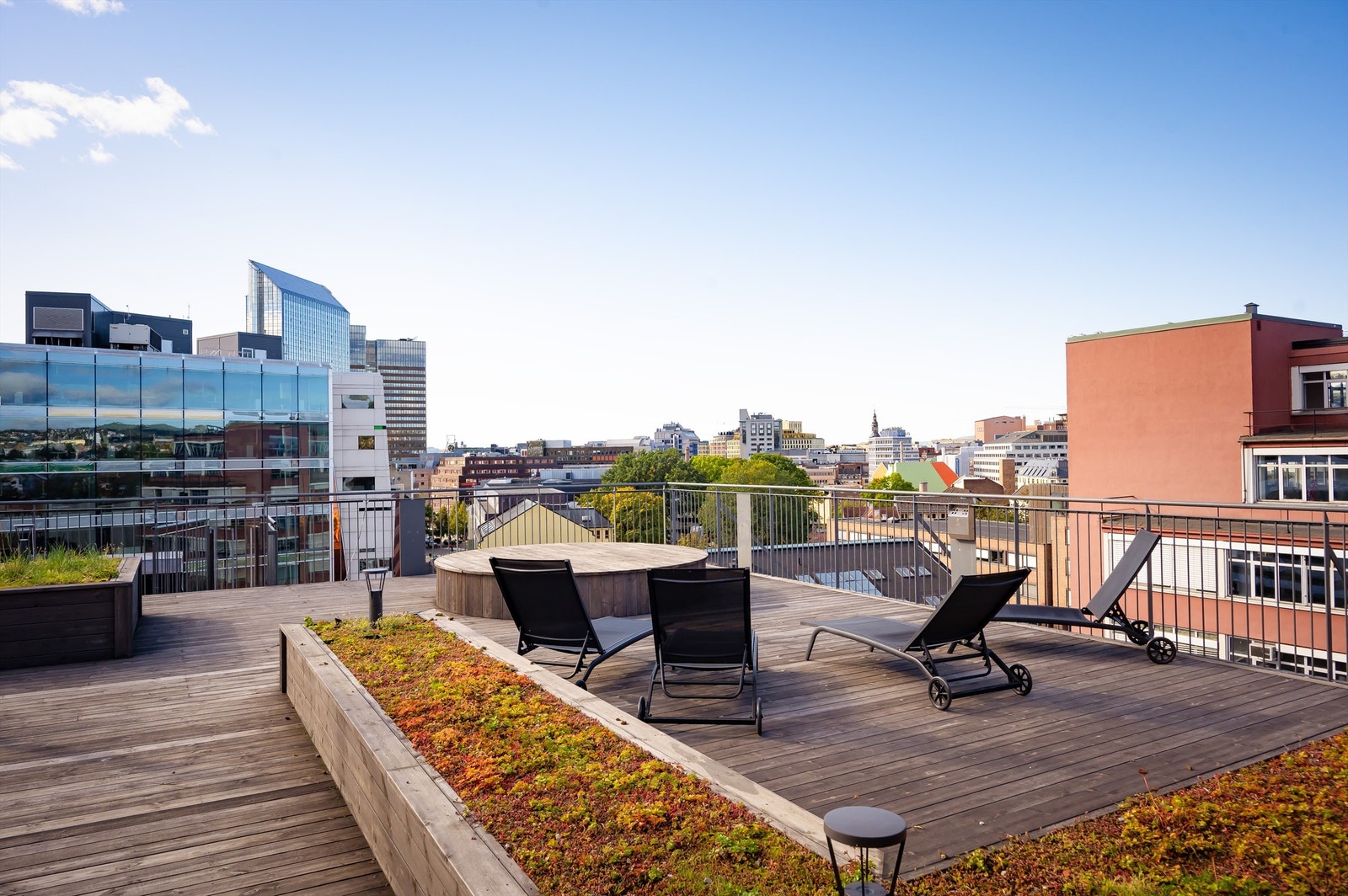 Borettslaget har også en av Oslos største takterrasser på hele 700 kvm, med 360 graders panoramautsikt over Oslos og ypperlige solforhold. Galleribilde