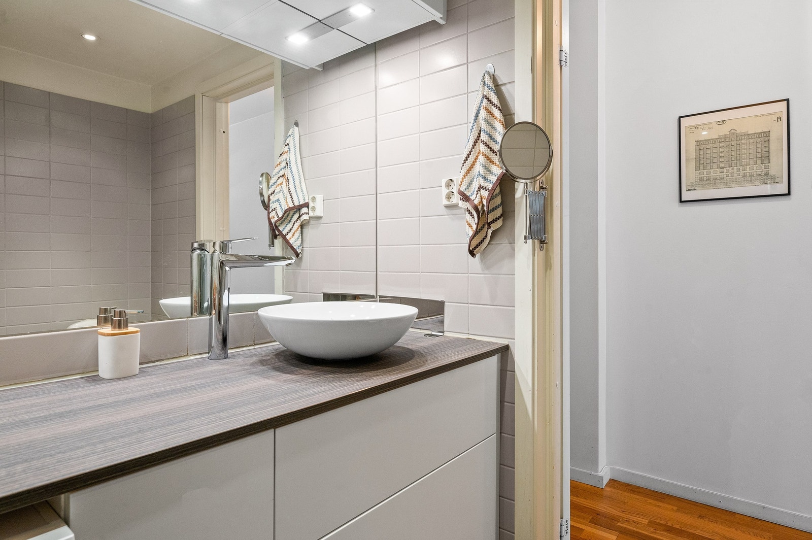 Baderommet byr på gulvvarme i gulv, downlights i himling og opplegg for vaskemaskin. Innredning bestående av heldekkende servant på underskap, servant, toalett og dusj med praktiske dusjdører. Vaskemaskinen medfølger leiligheten. Galleribilde