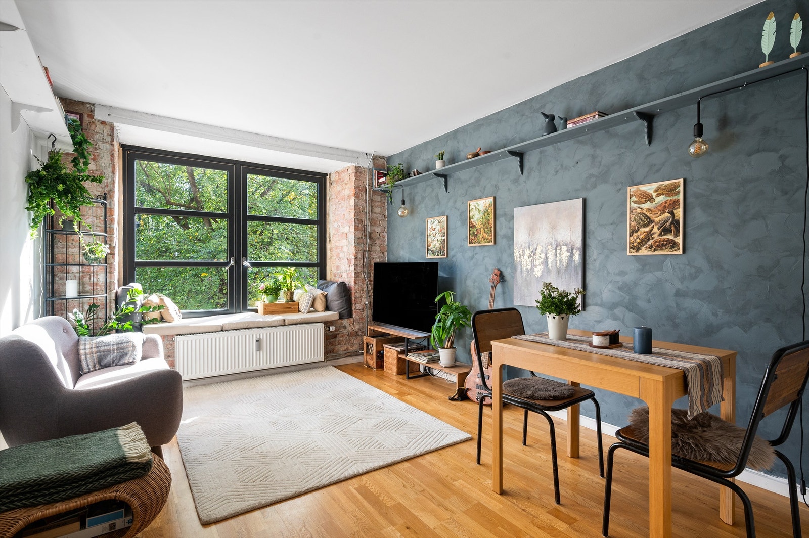 Det er god plass til sofagruppe og tilhørende salongbord, tv-møbel/medieområde, spisebord med tilhørende stoler og ellers ønsket møblement. Galleribilde